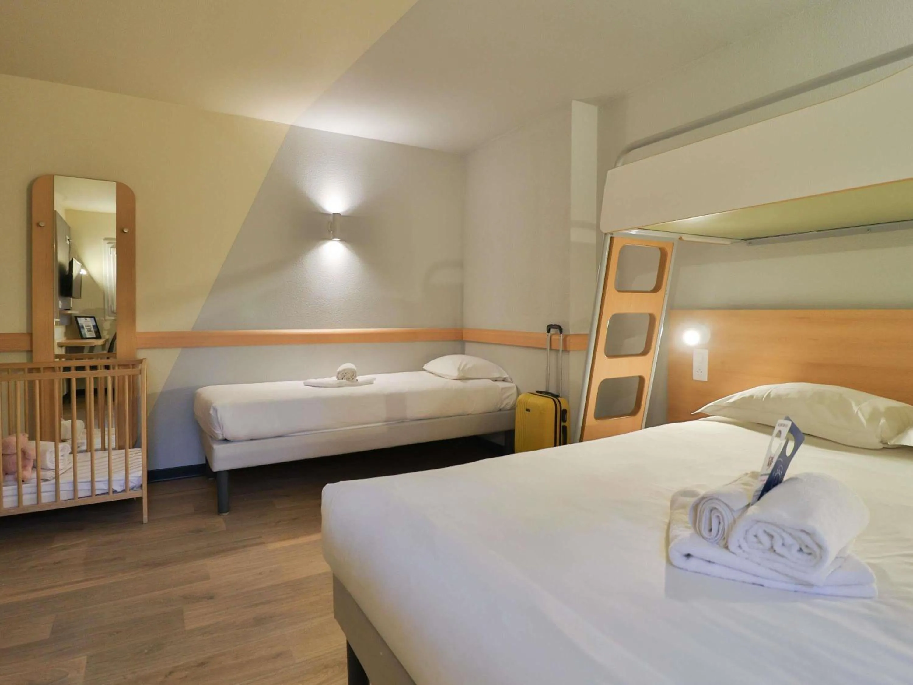 Bedroom, Bed in Hotel ibis budget Aix Les Bains - Grésy