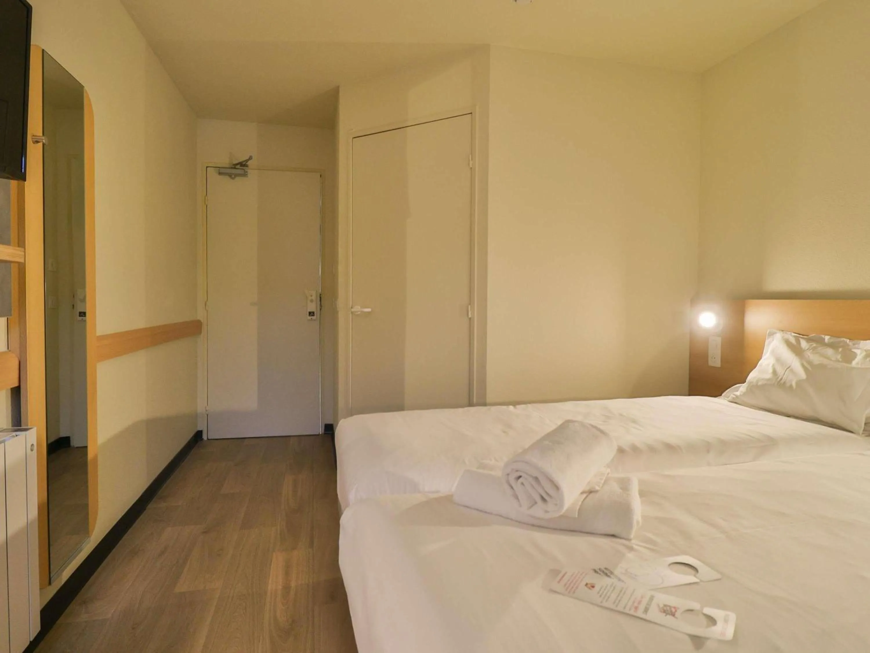 Bedroom, Bed in Hotel ibis budget Aix Les Bains - Grésy