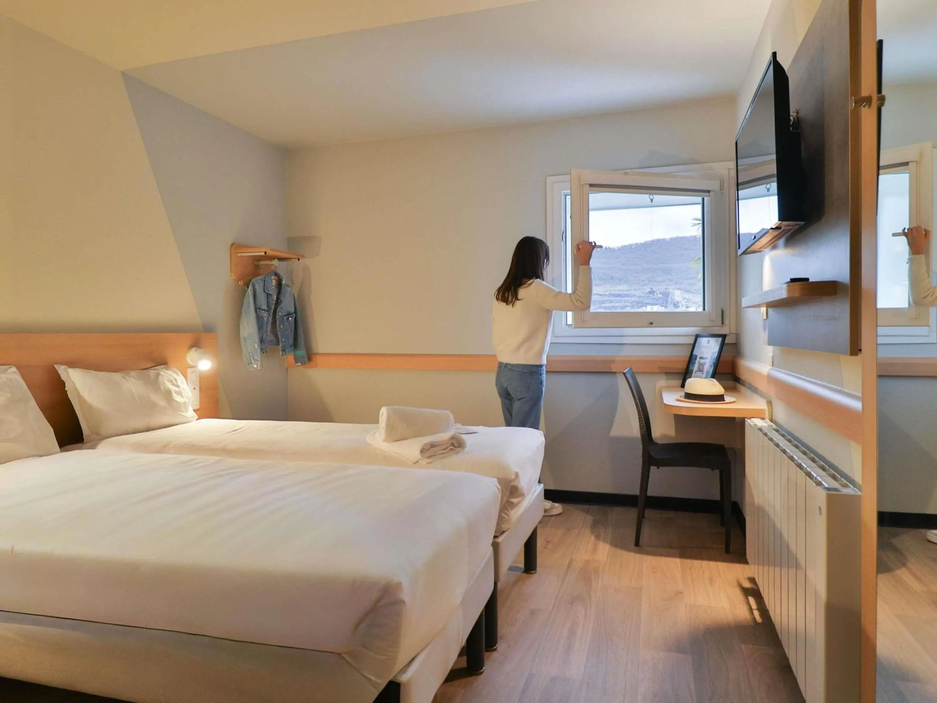 Bedroom, Bed in Hotel ibis budget Aix Les Bains - Grésy