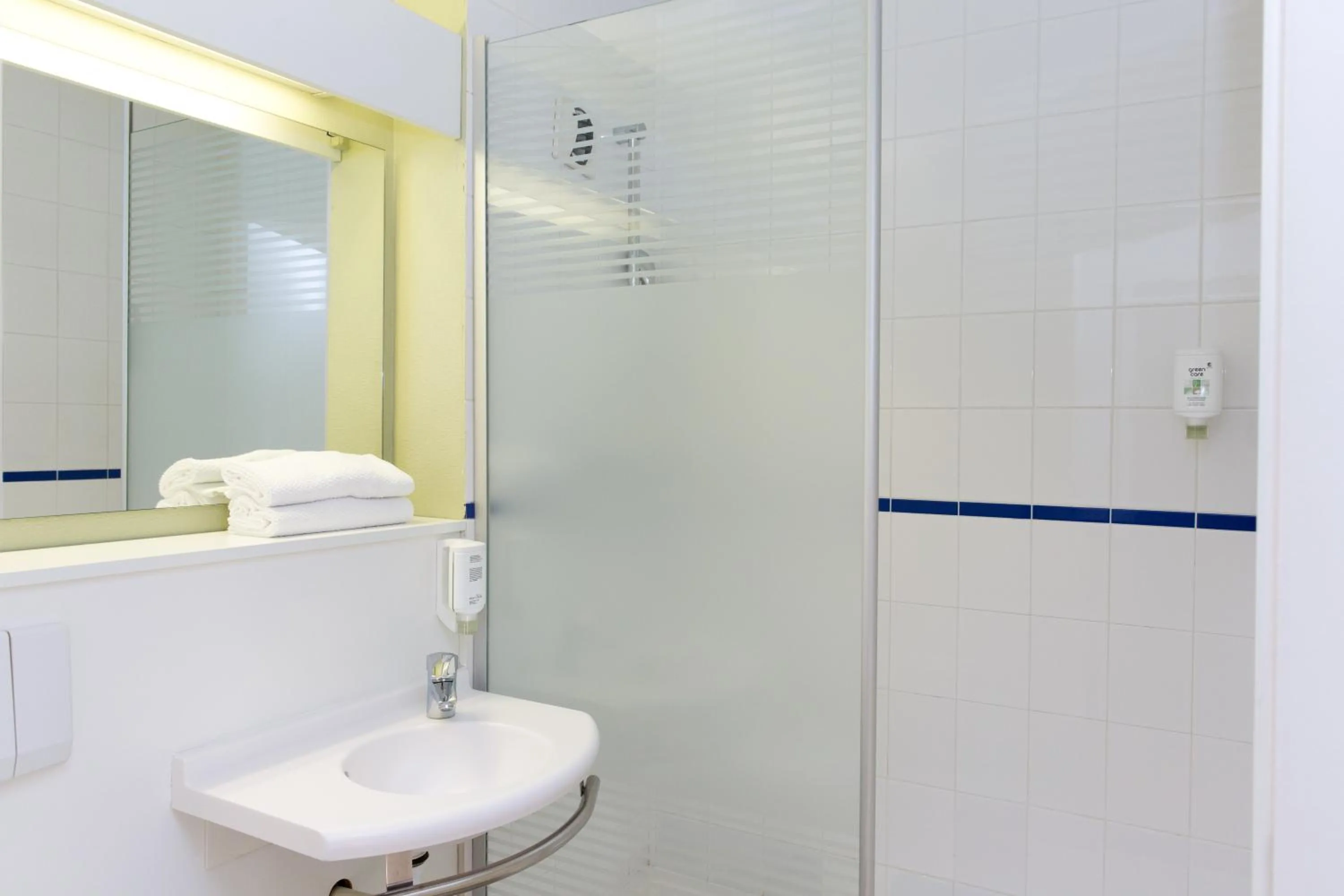 Bathroom in Hotel ibis budget Aix Les Bains - Grésy