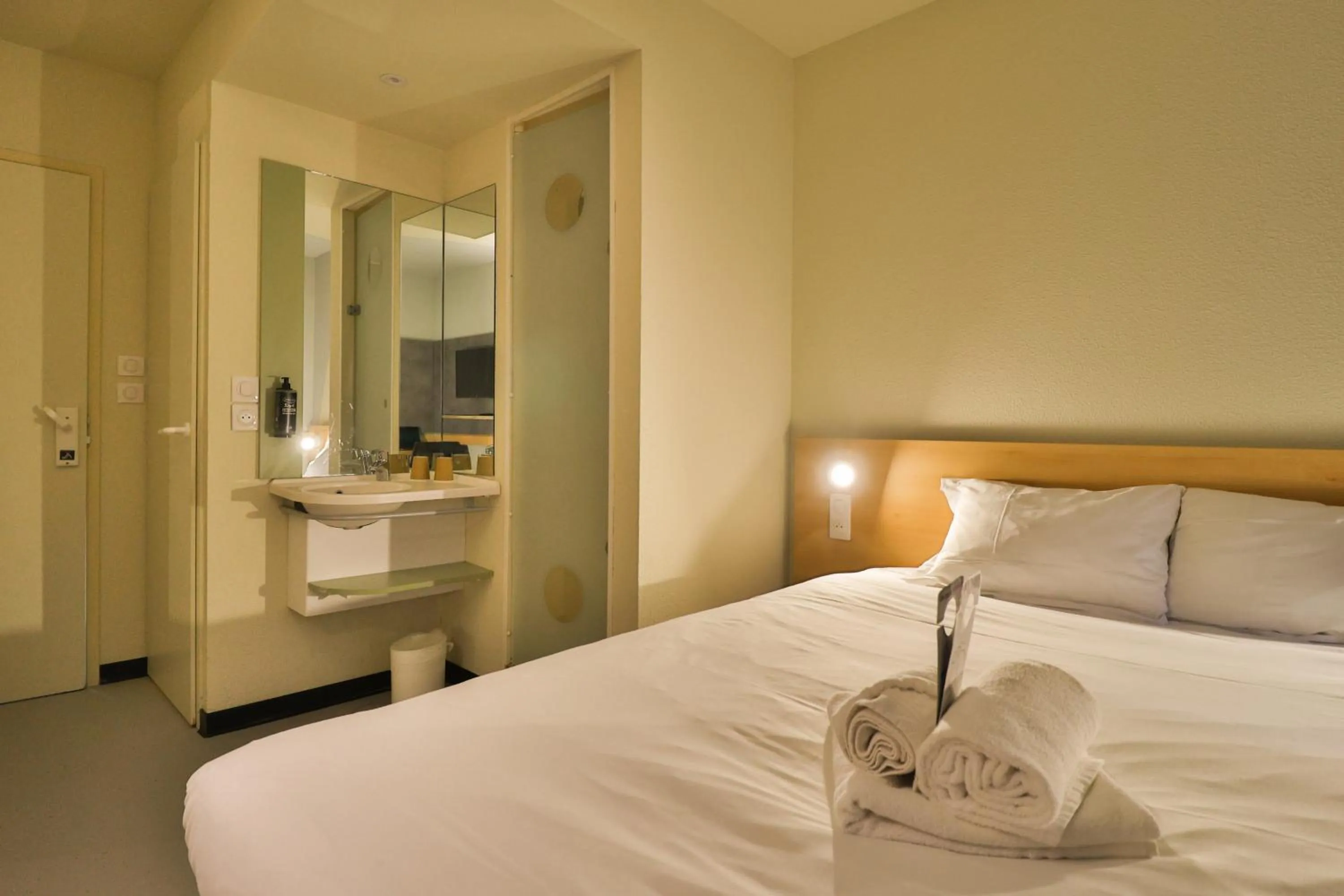 Bathroom, Bed in Hotel ibis budget Aix Les Bains - Grésy