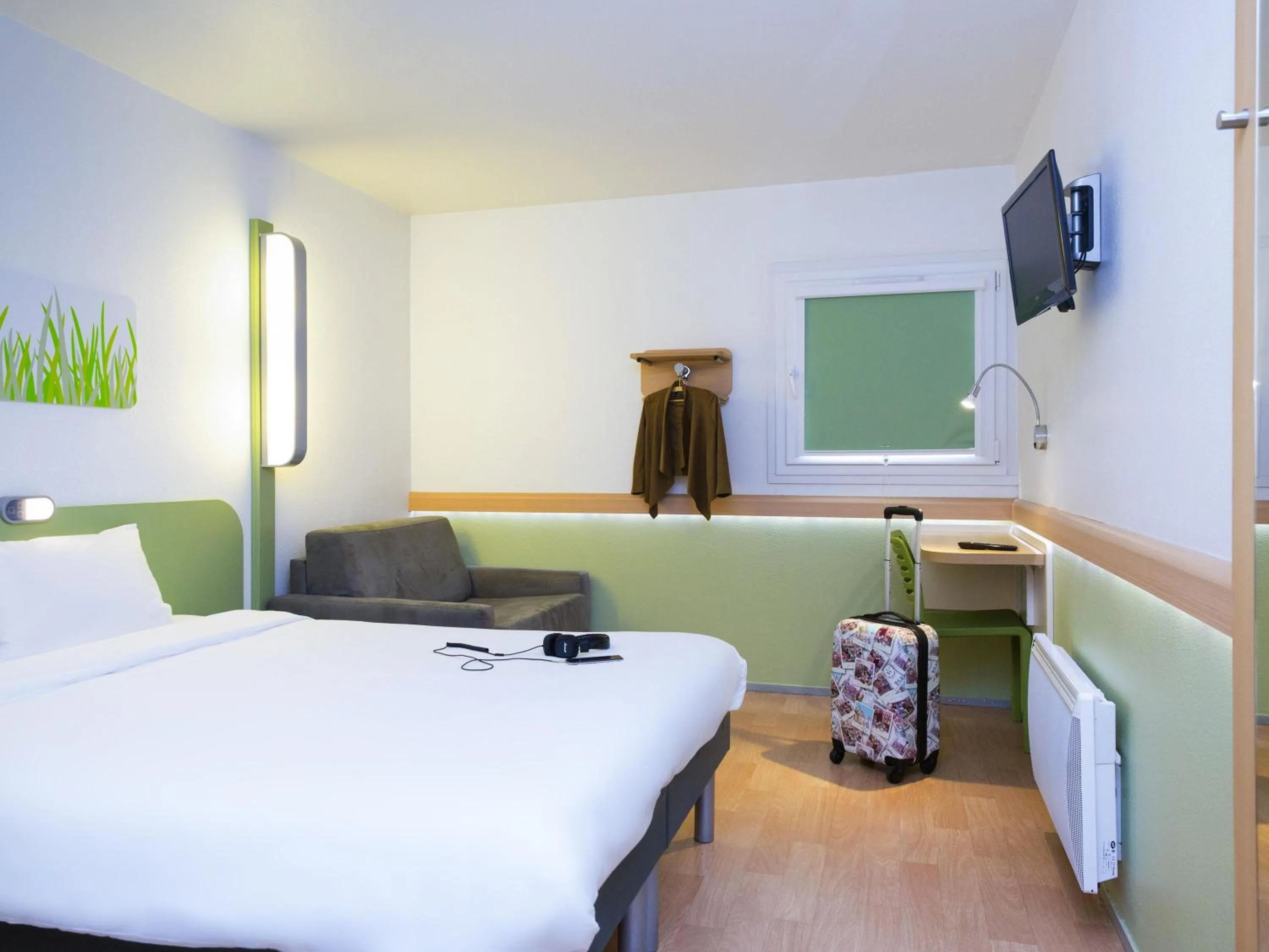 Bedroom, Bed in Hotel ibis budget Aix Les Bains - Grésy