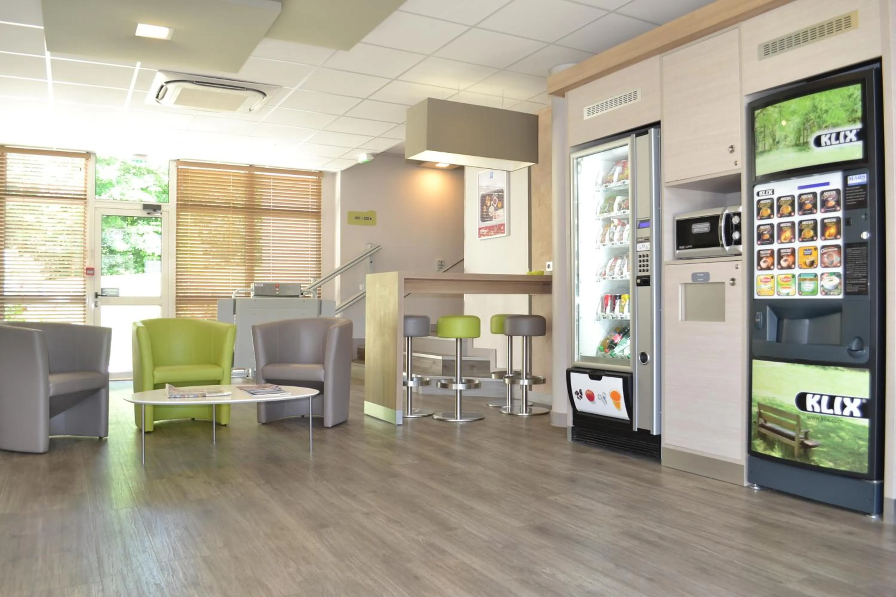 Communal lounge/ TV room in Hotel ibis budget Aix Les Bains - Grésy