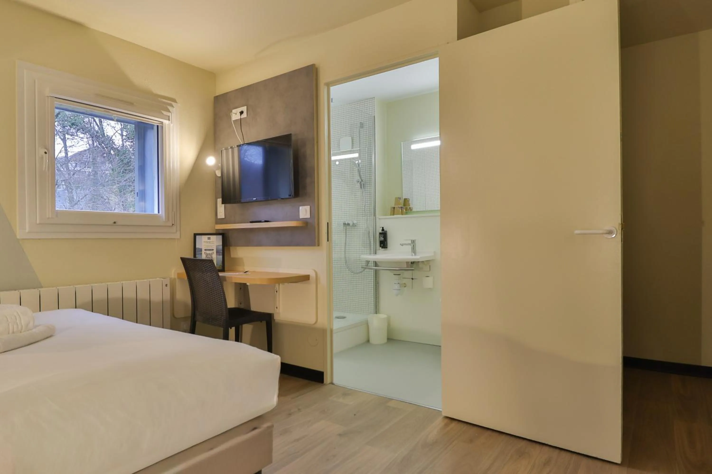 Bathroom, Bed in Hotel ibis budget Aix Les Bains - Grésy