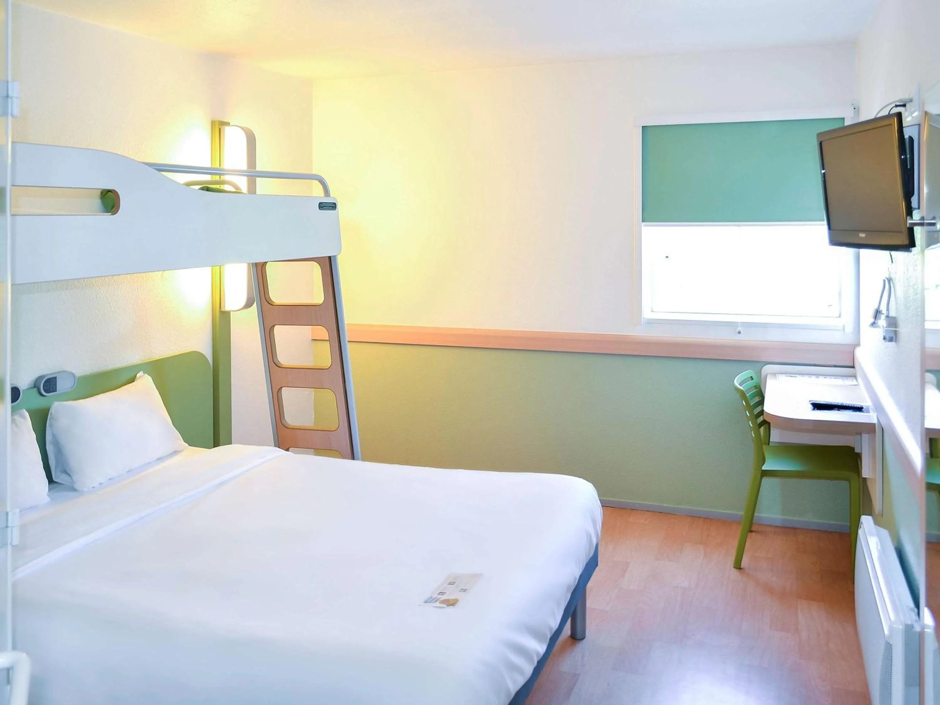 Photo of the whole room, Bed in Hotel ibis budget Aix Les Bains - Grésy