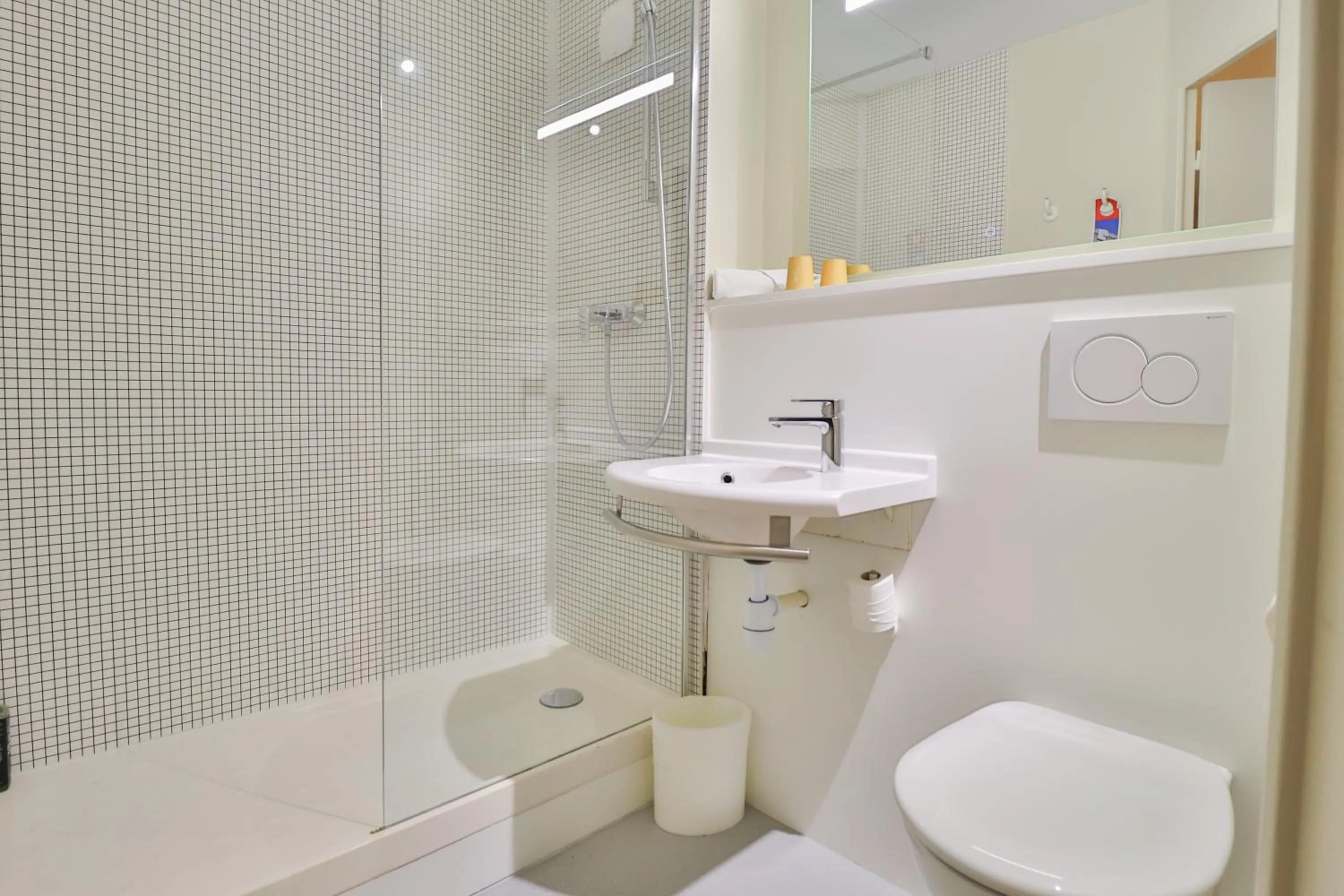 Bathroom in Hotel ibis budget Aix Les Bains - Grésy