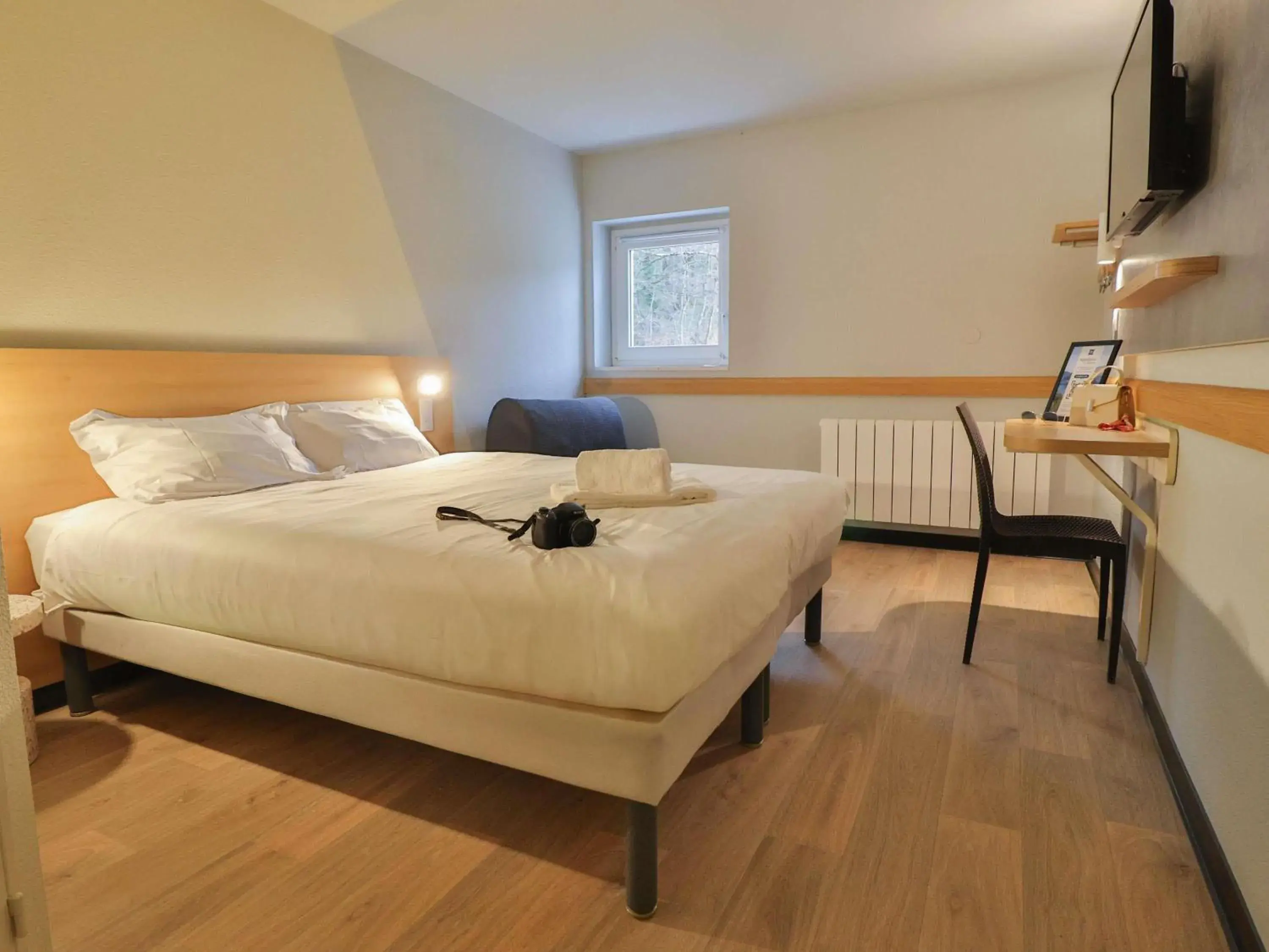 Family Room with Double Bed and Sofa in Hotel ibis budget Aix Les Bains - Grésy Family Room with Double Bed and Sofa in Hotel ibis budget Aix Les Bains - Grésy