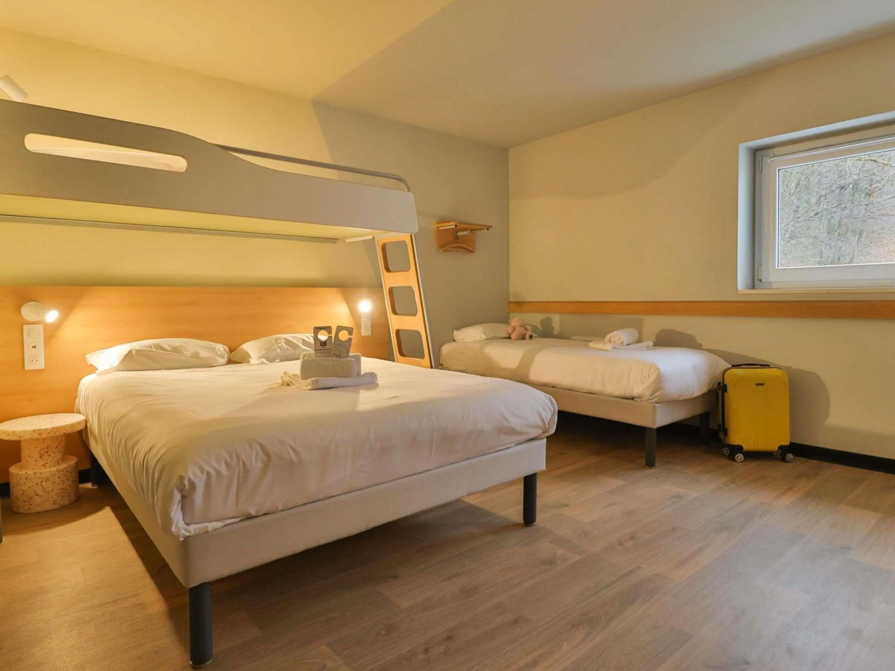 Property building, Bed in Hotel ibis budget Aix Les Bains - Grésy