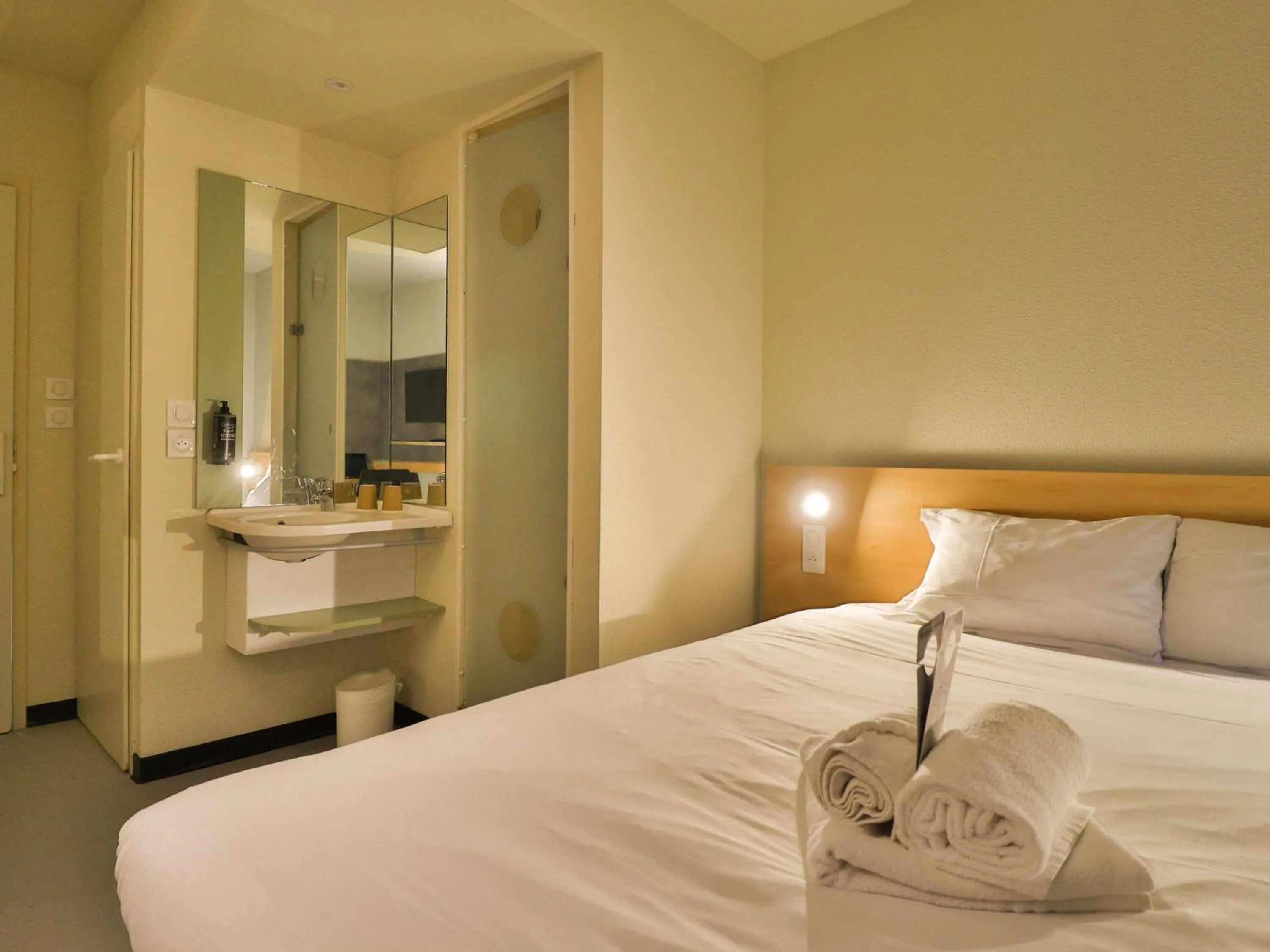 Bedroom, Bed in Hotel ibis budget Aix Les Bains - Grésy