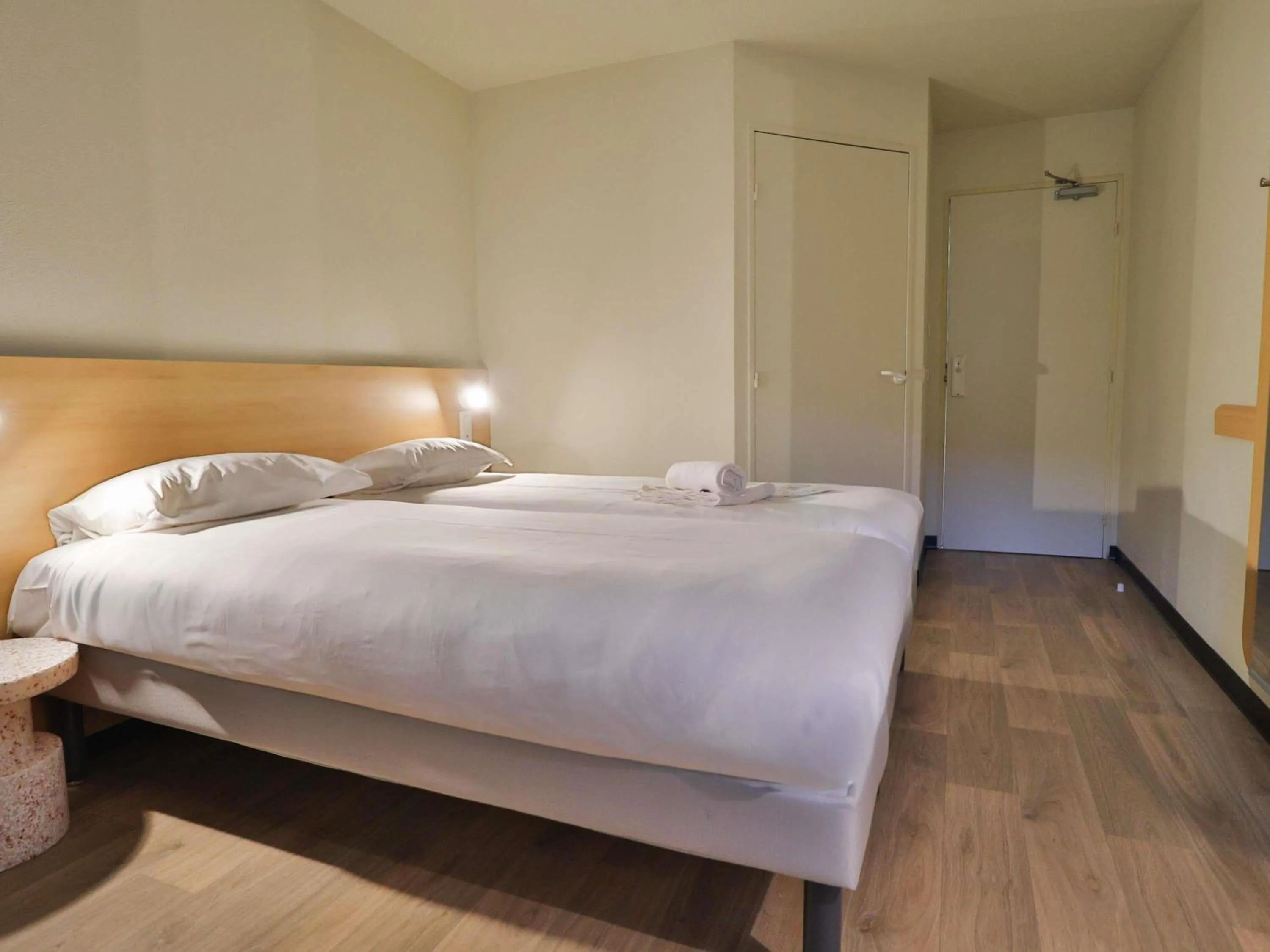 Bedroom, Bed in Hotel ibis budget Aix Les Bains - Grésy