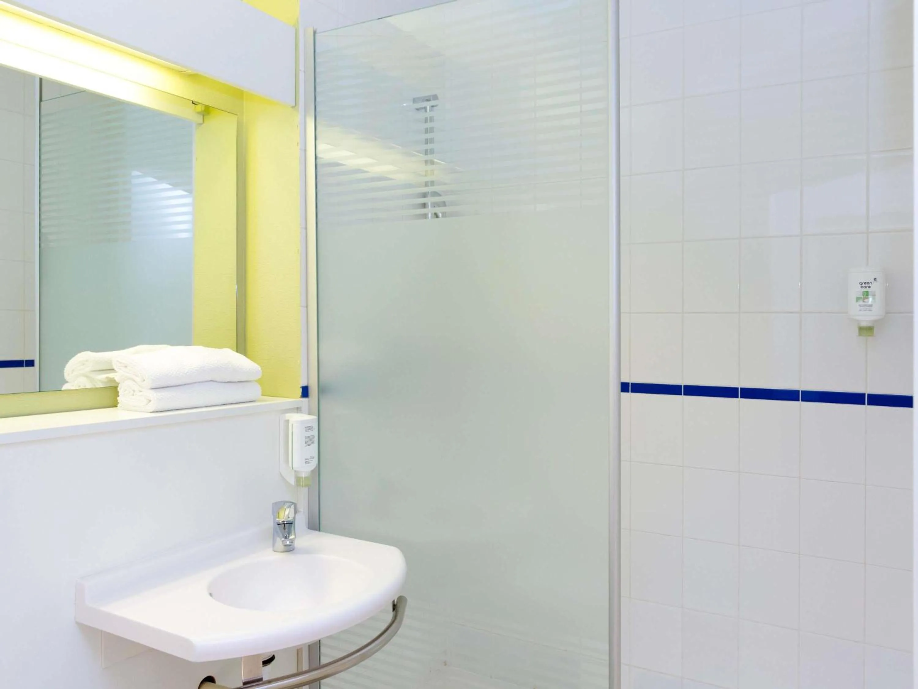 Bedroom in Hotel ibis budget Aix Les Bains - Grésy