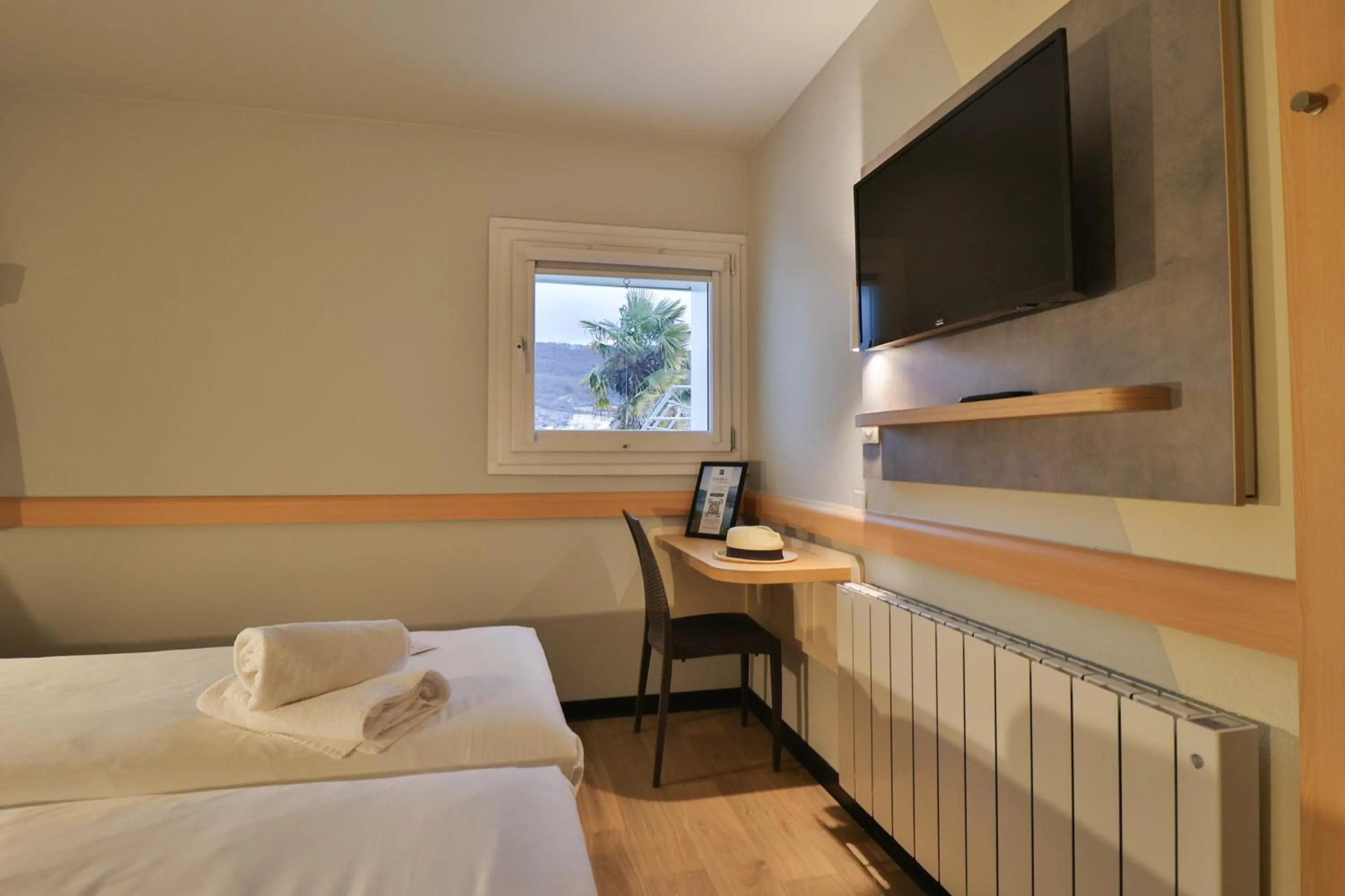 Bedroom, Bed in Hotel ibis budget Aix Les Bains - Grésy