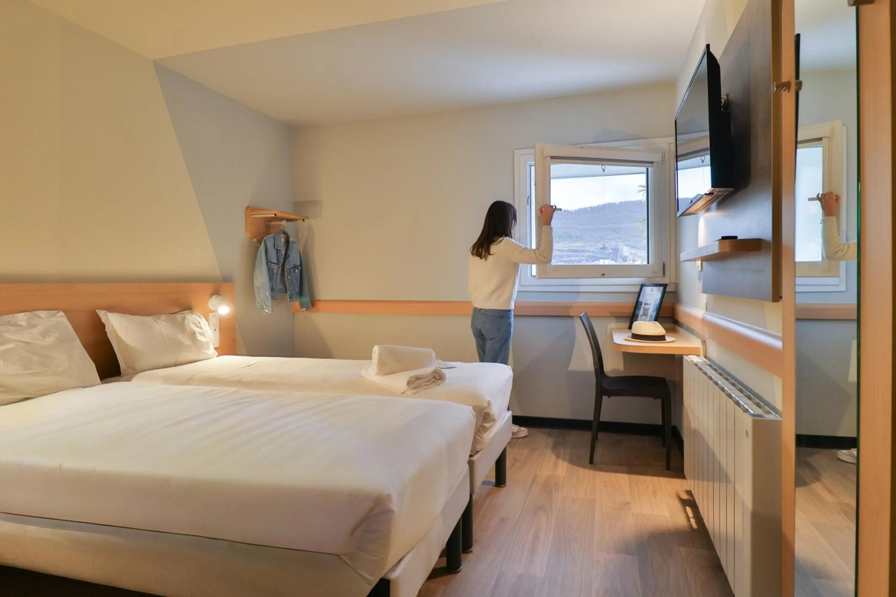 Bedroom, Bed in Hotel ibis budget Aix Les Bains - Grésy