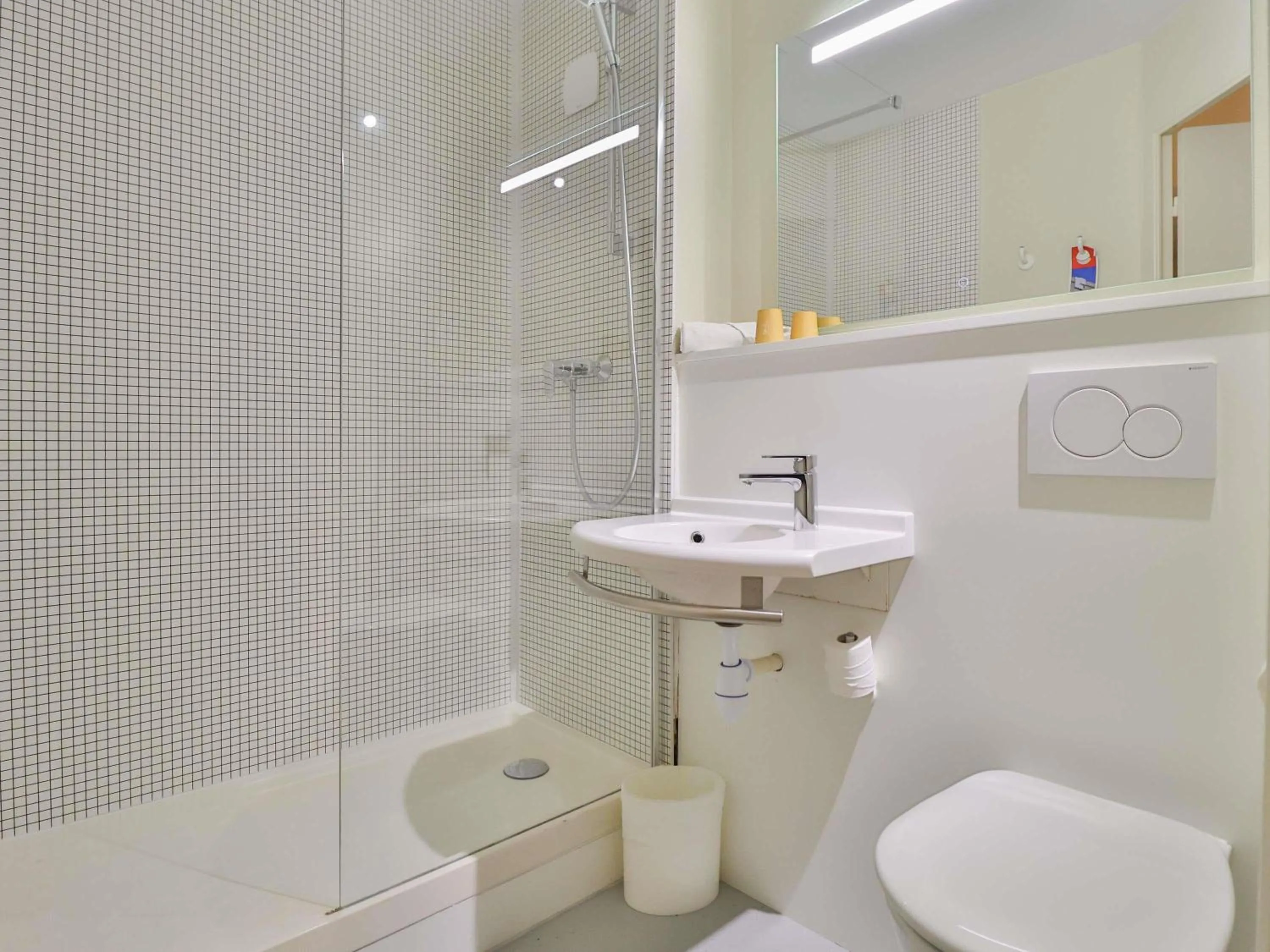 Bedroom in Hotel ibis budget Aix Les Bains - Grésy