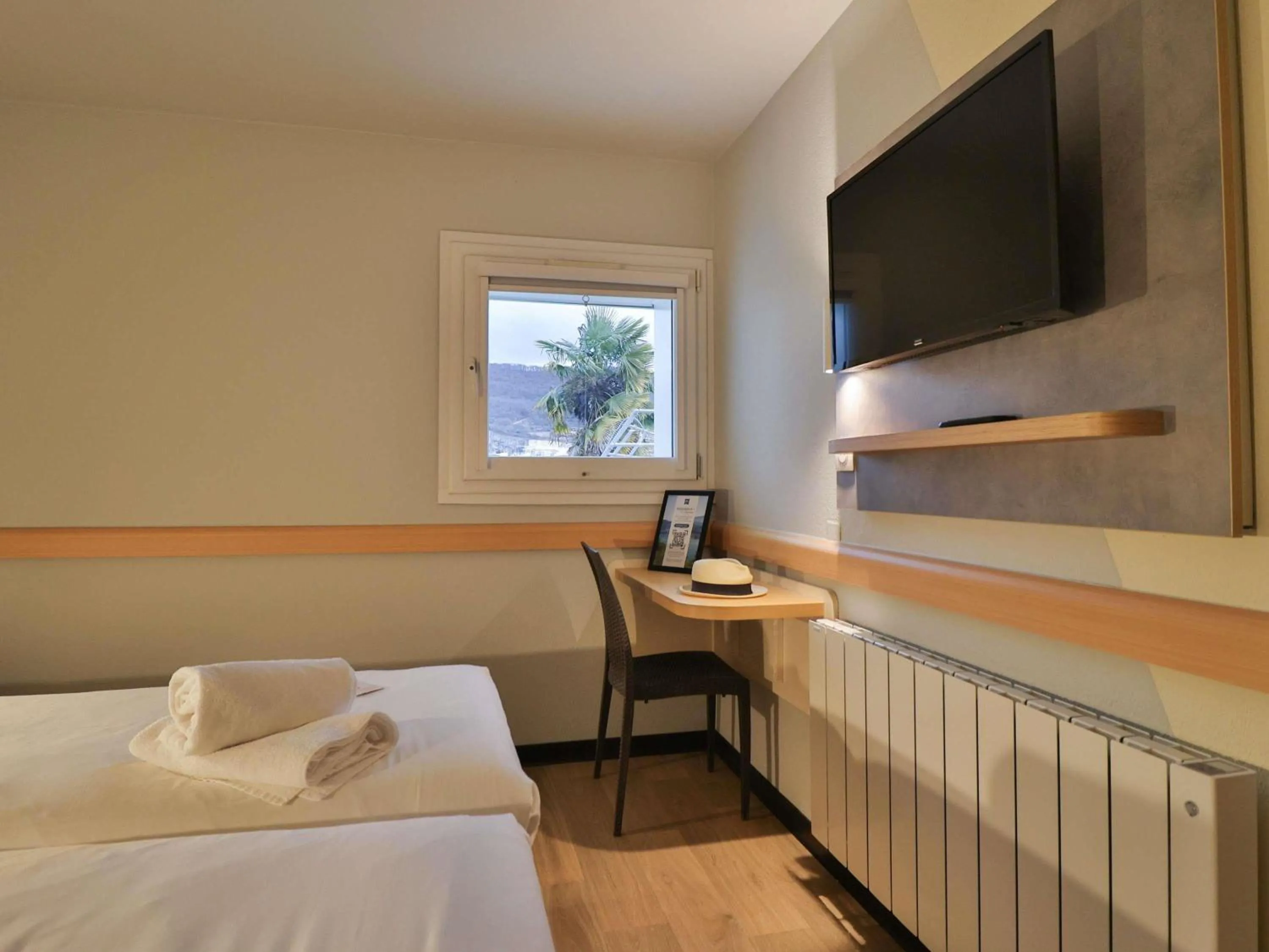 Bedroom, Bed in Hotel ibis budget Aix Les Bains - Grésy