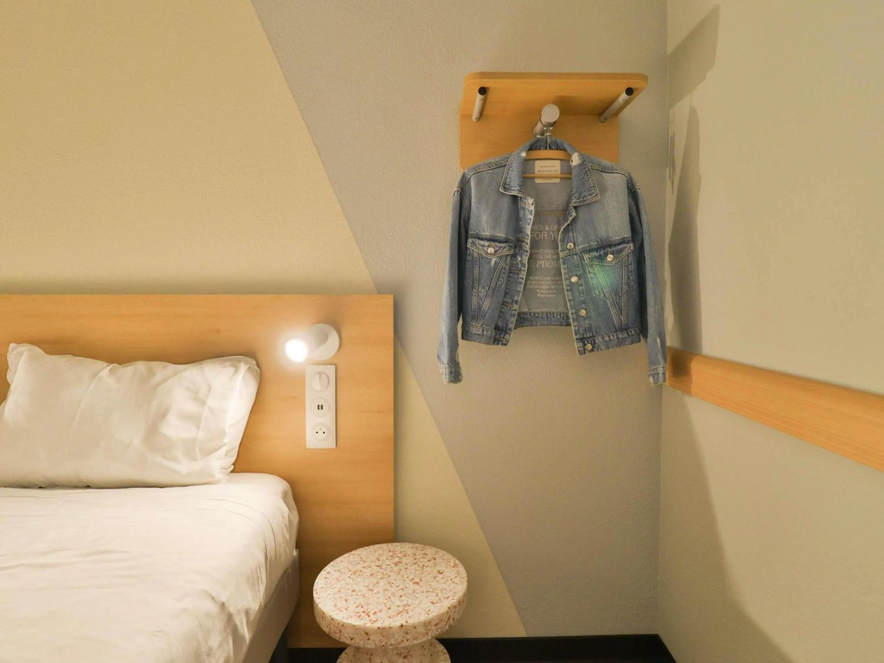 Bedroom, Bed in Hotel ibis budget Aix Les Bains - Grésy