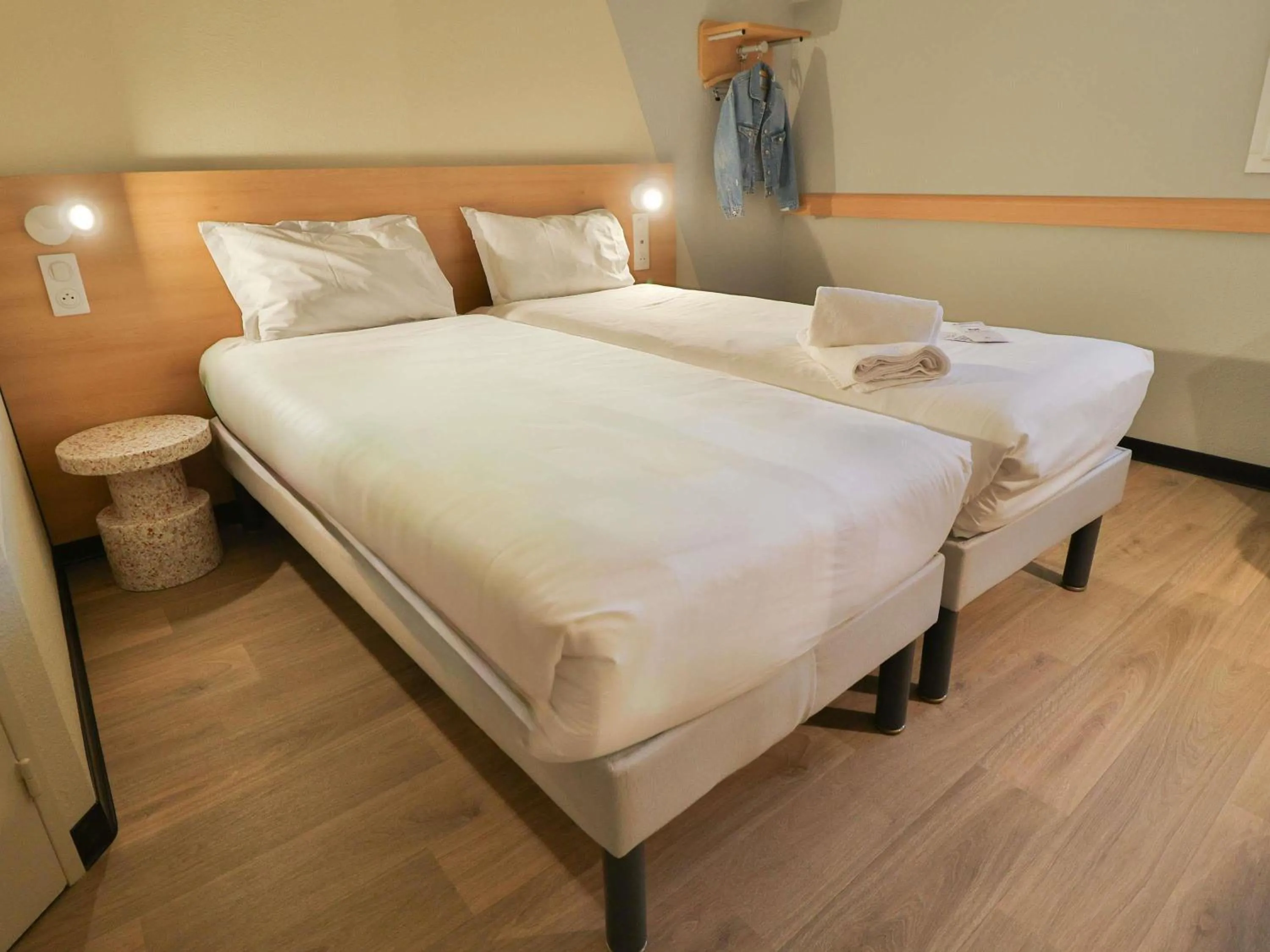 Bedroom, Bed in Hotel ibis budget Aix Les Bains - Grésy