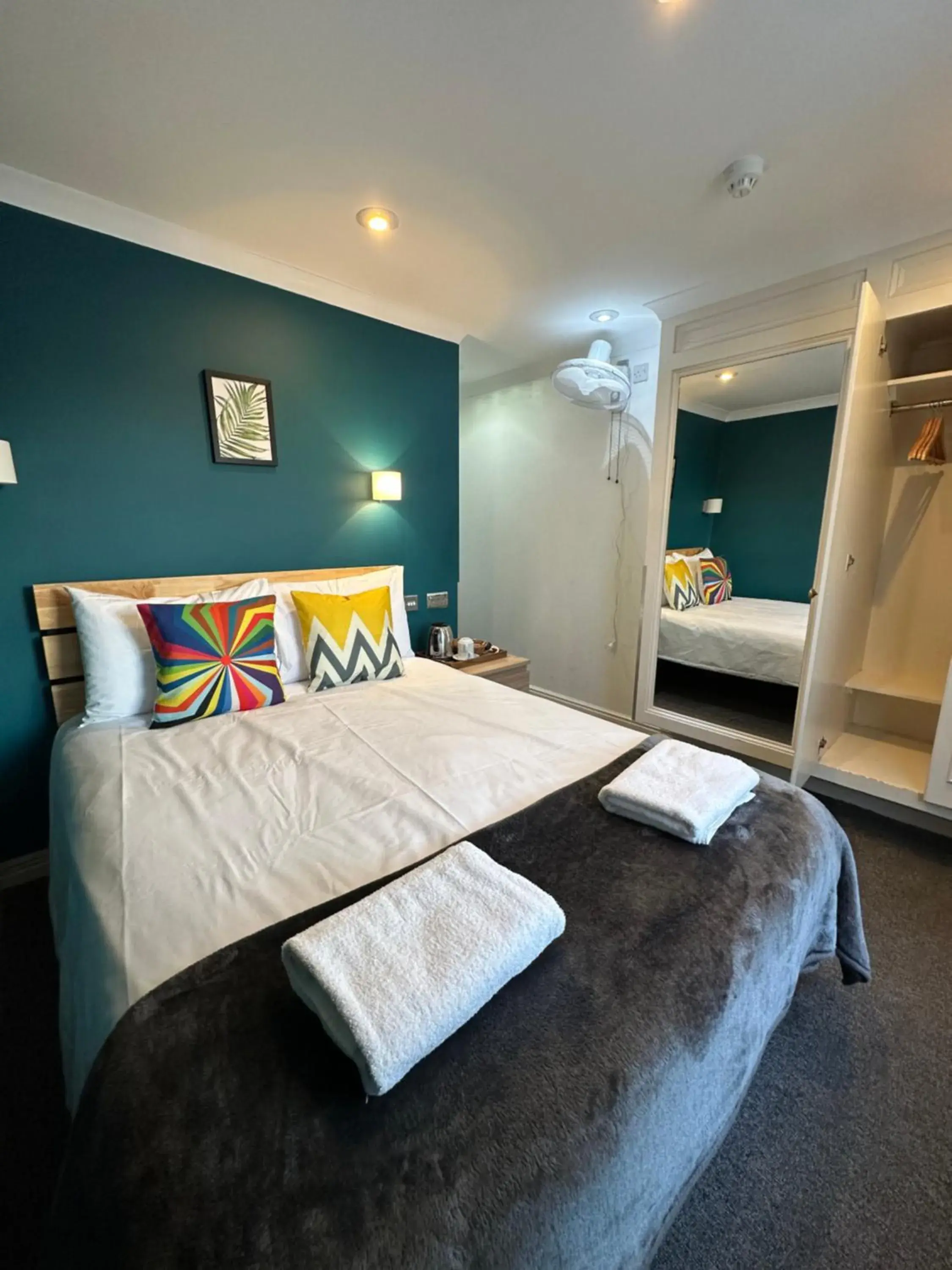 Double Room with Bathroom in Smart Hyde Park View Double Room with Bathroom in Smart Hyde Park View