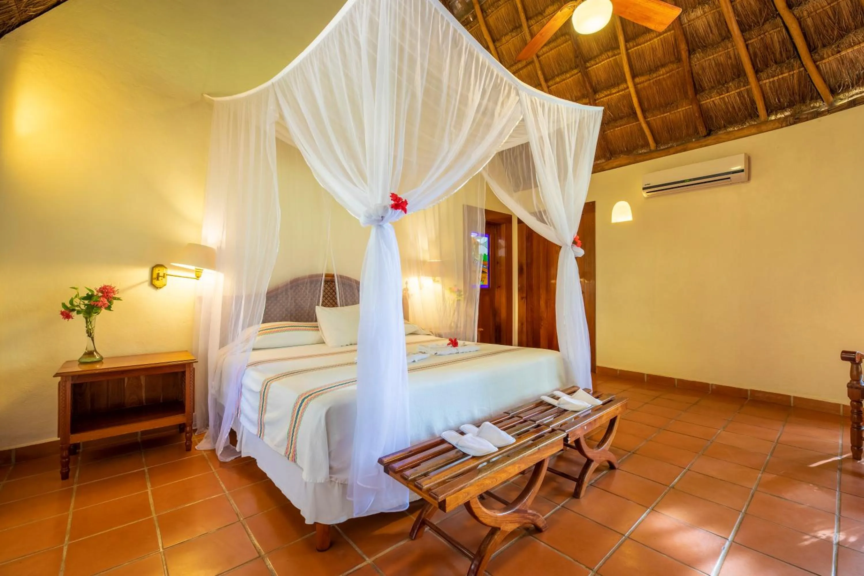 Photo of the whole room, Bed in The Lodge At Uxmal