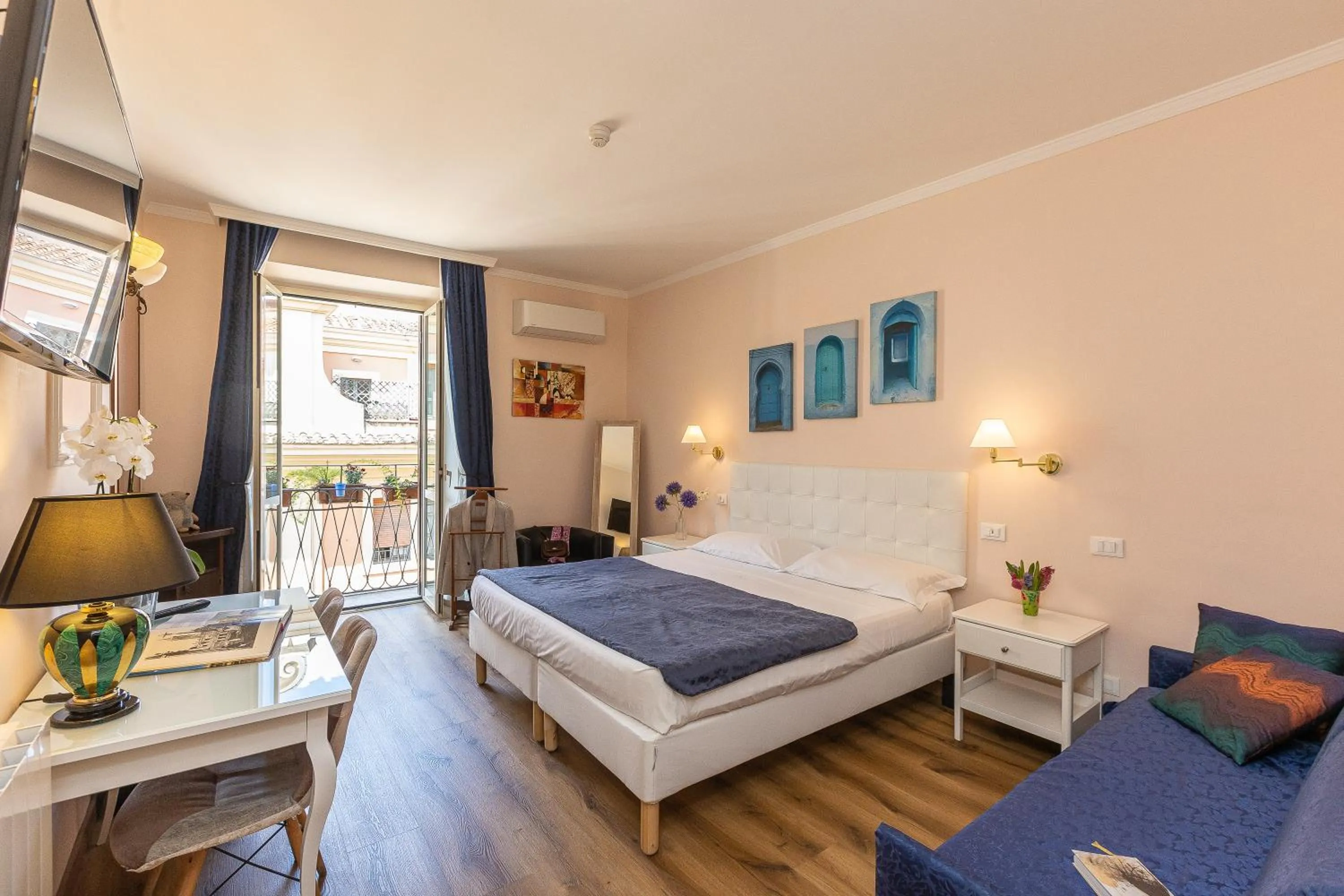 Photo of the whole room, Bed in Rome To Stay