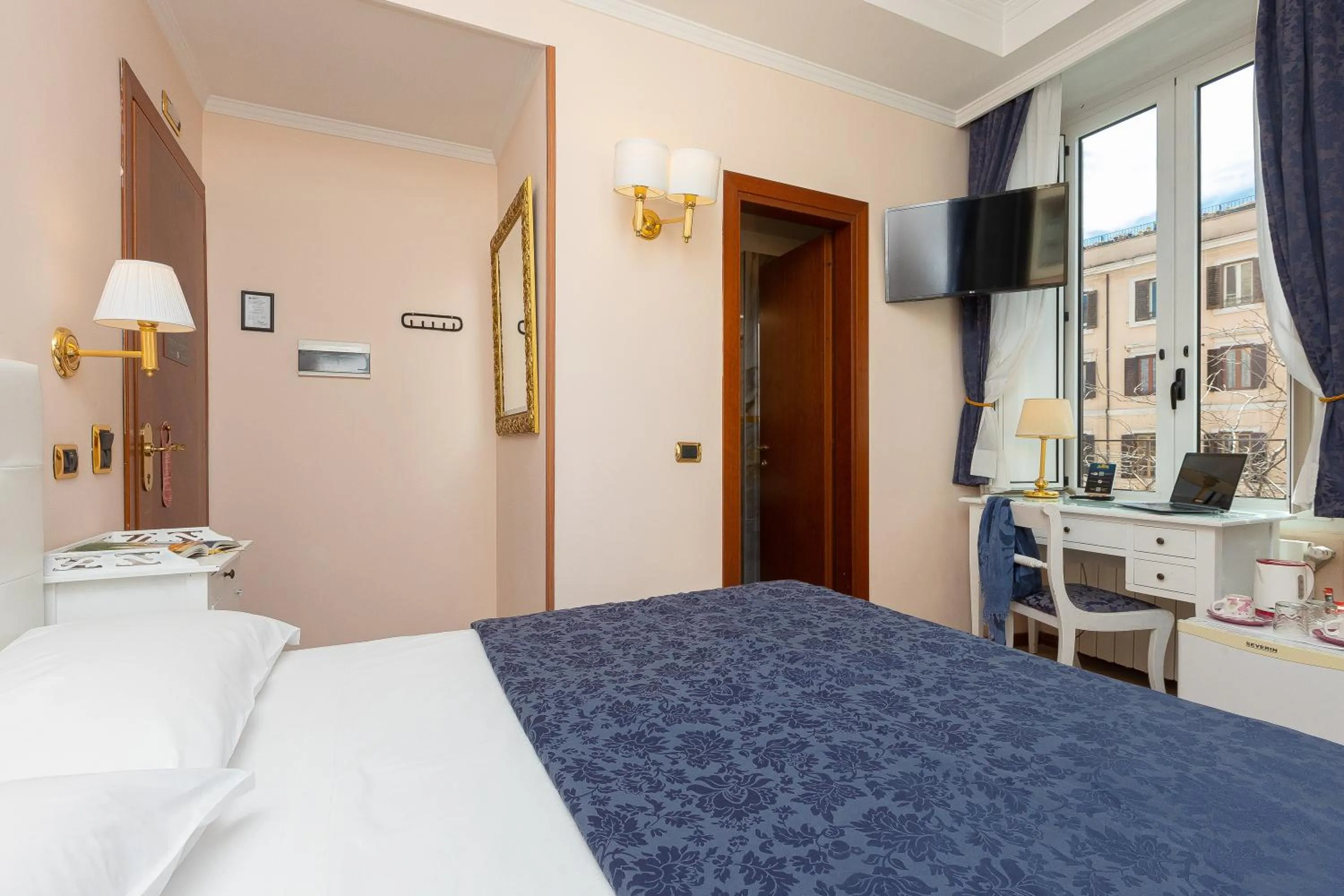 Photo of the whole room, Bed in Rome To Stay