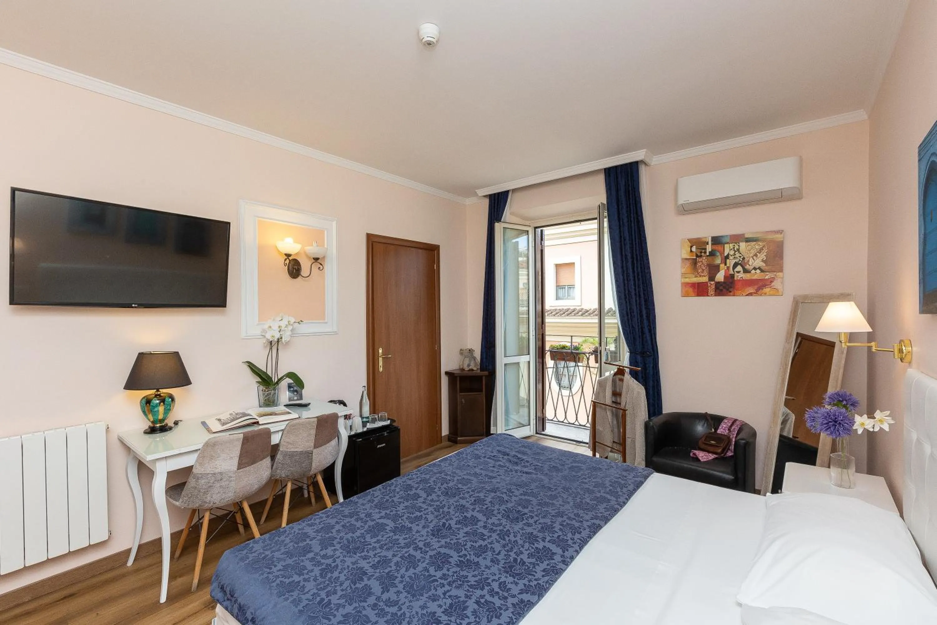 Photo of the whole room, Bed in Rome To Stay