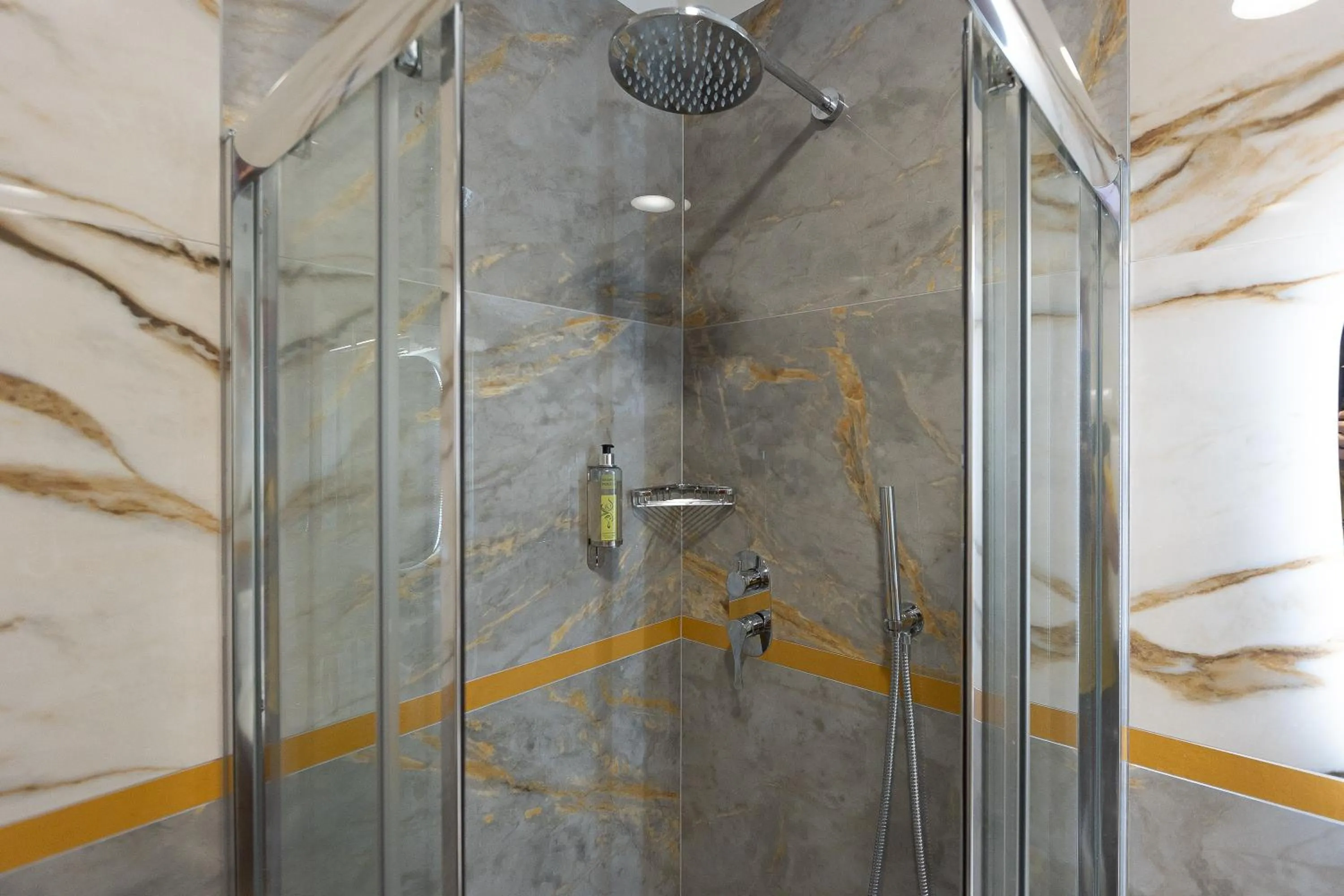 Shower in Rome To Stay