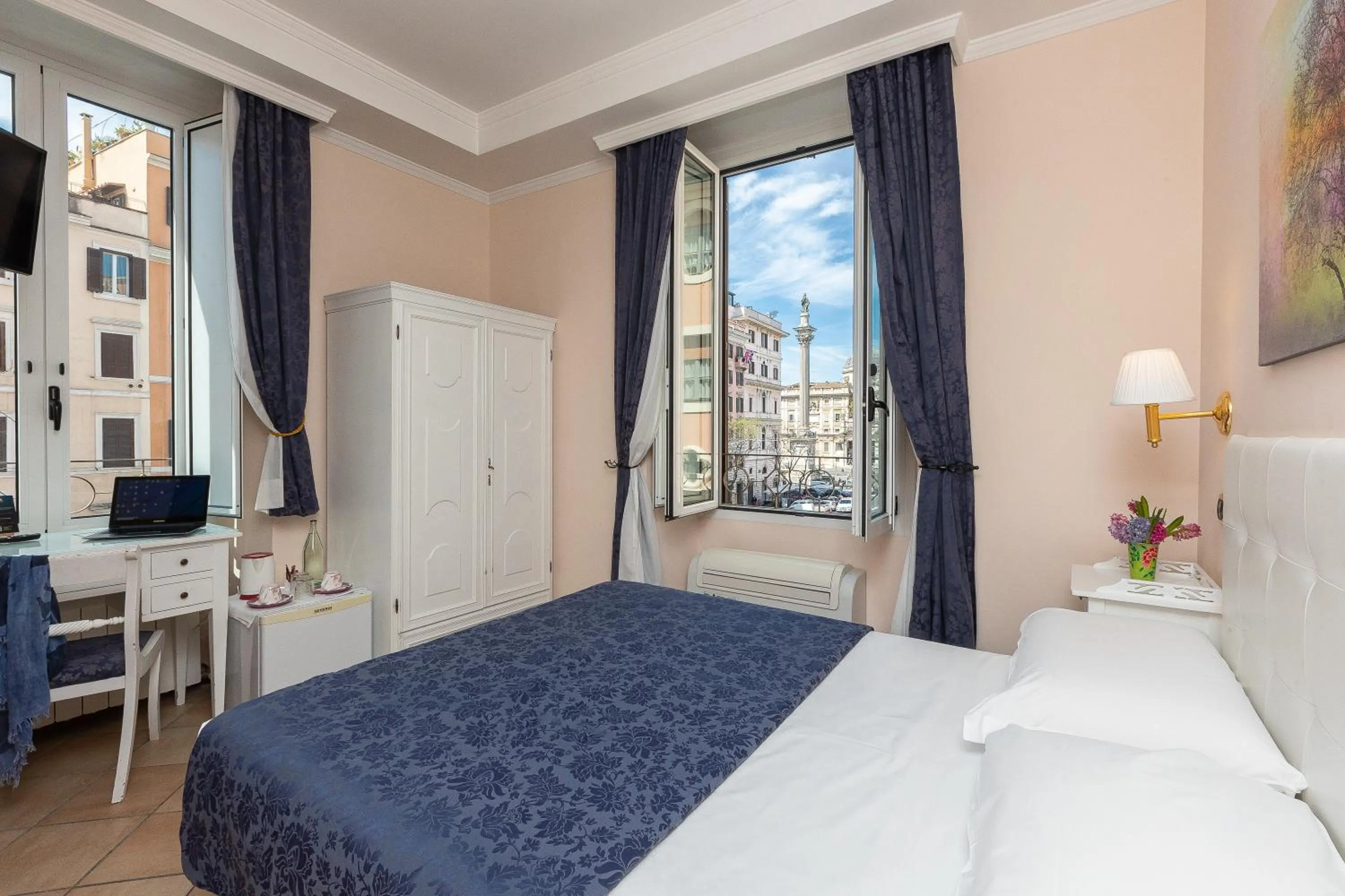 Photo of the whole room, Bed in Rome To Stay