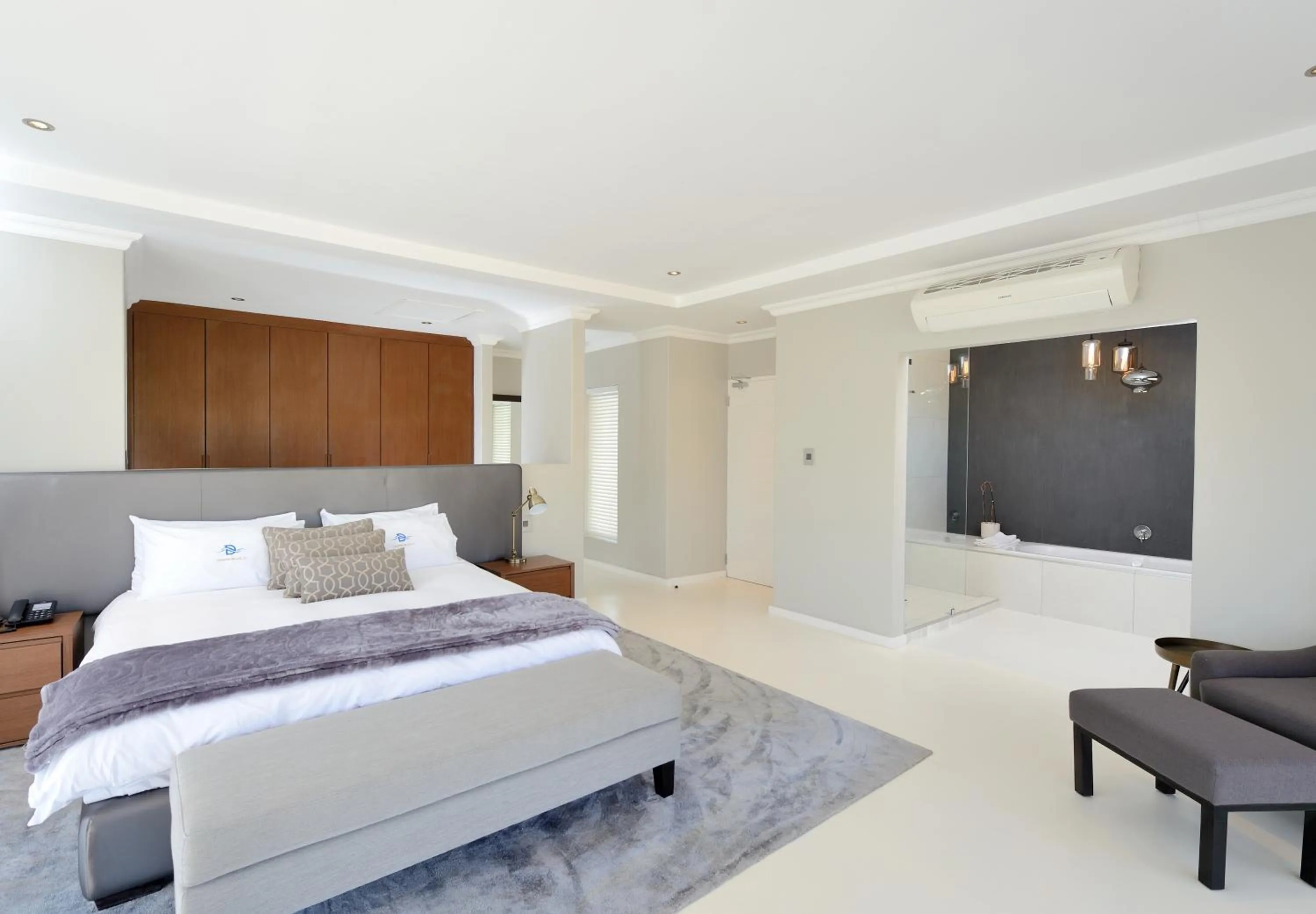 Bathroom, Bed in Grand Blue D