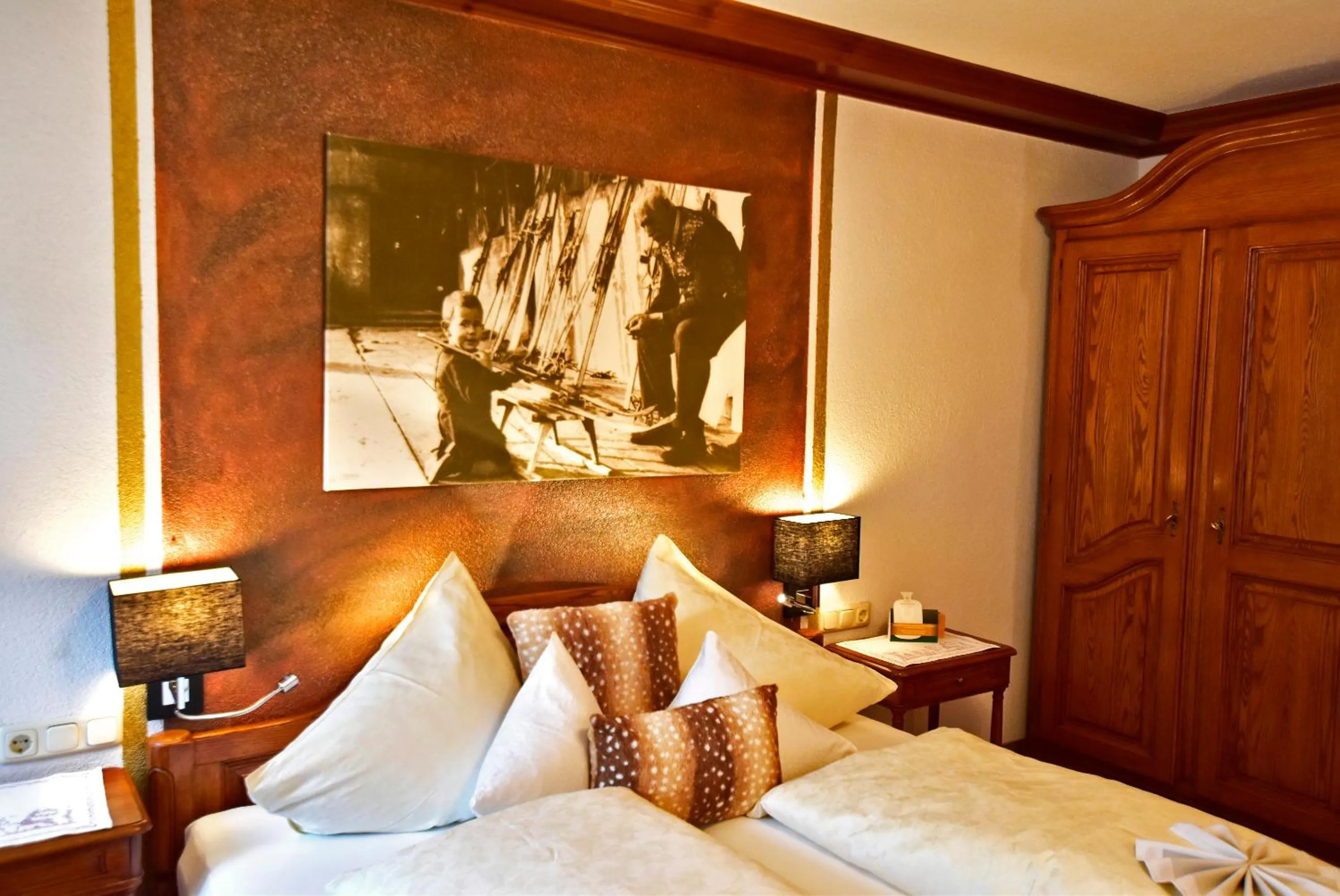 Photo of the whole room, Bed in Hotel Jagdhaus Monzabon