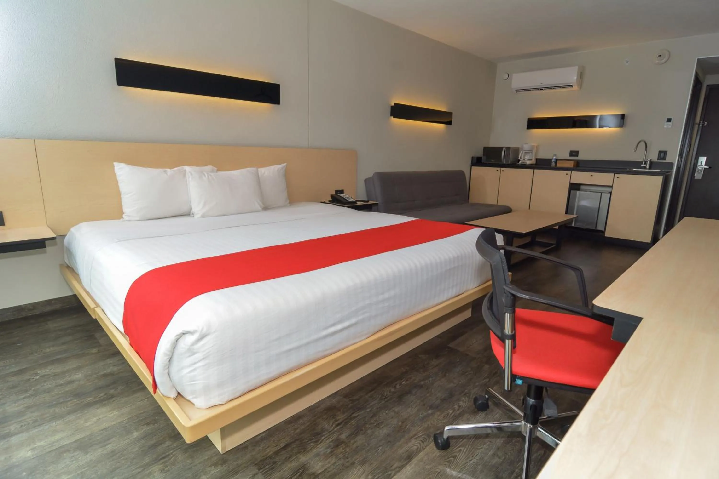 Photo of the whole room, Bed in City Express Plus by Marriott Medellín Colombia