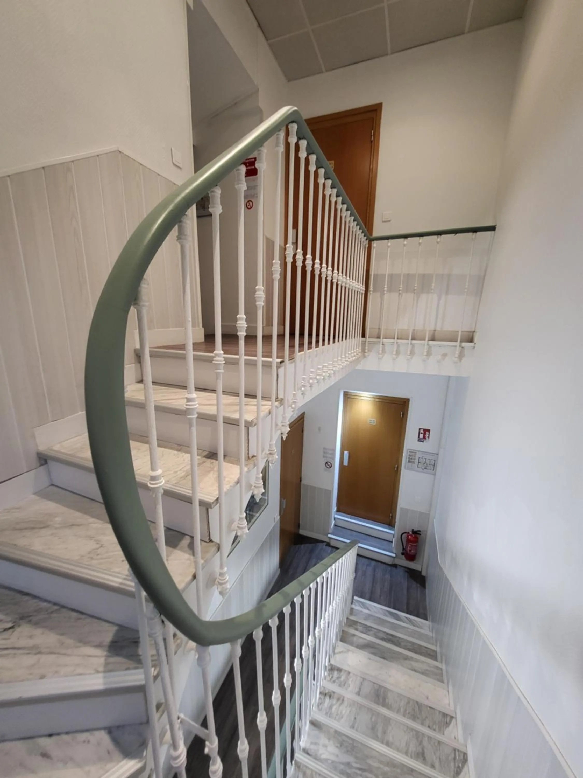 View (from property/room), Bed in Hotel Parisien