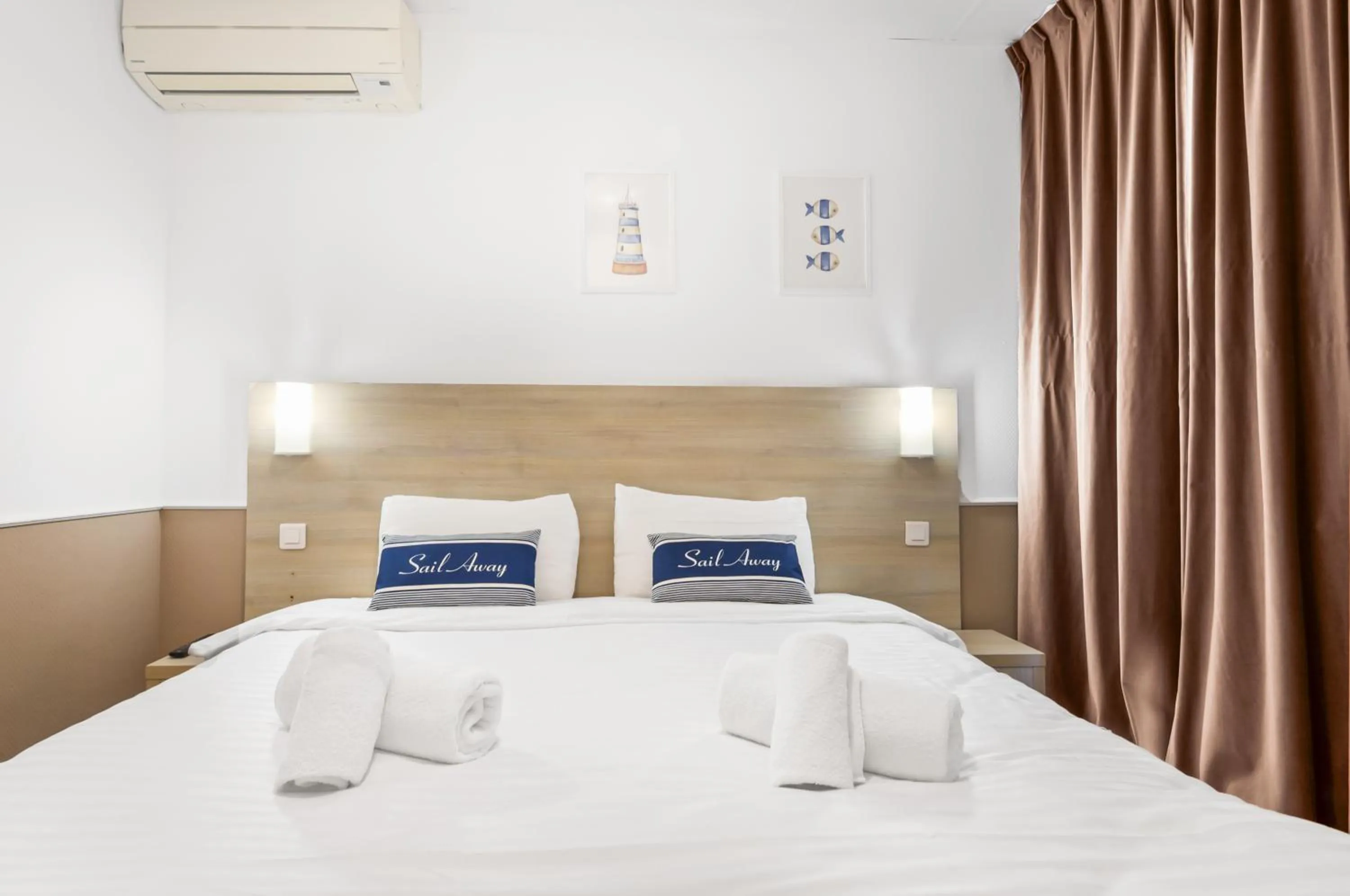 Photo of the whole room, Bed in Hotel Parisien