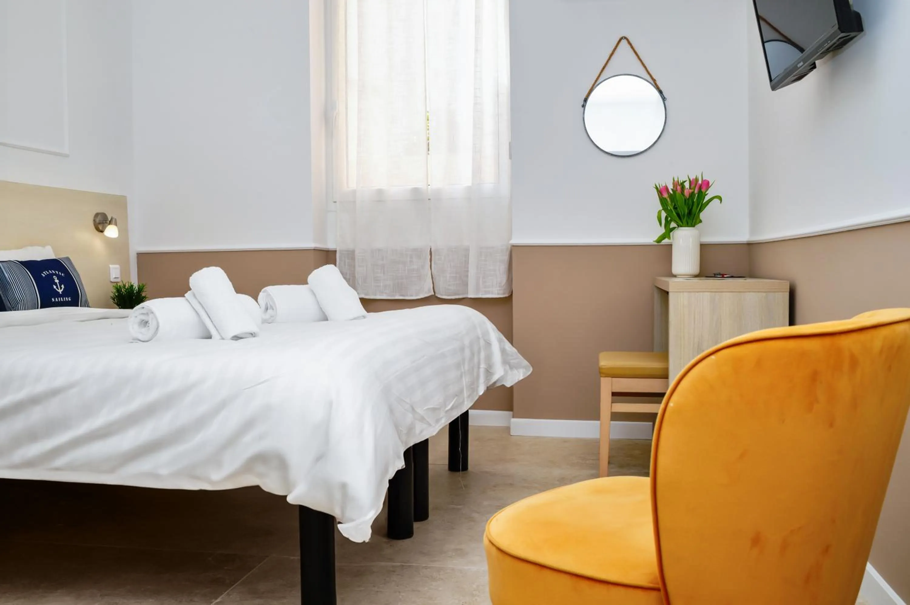 Photo of the whole room, Bed in Hotel Parisien