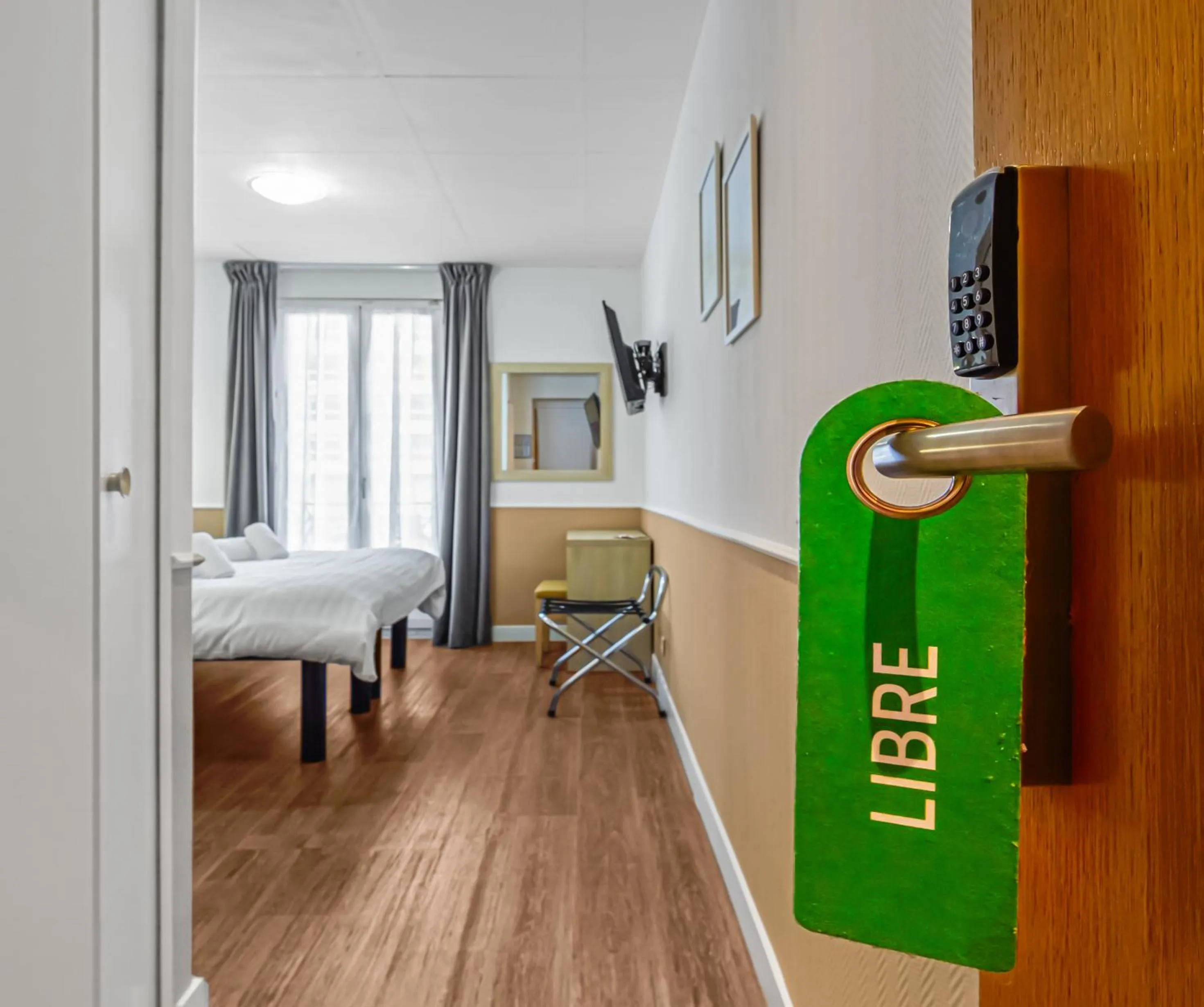 Photo of the whole room, Bed in Hotel Parisien