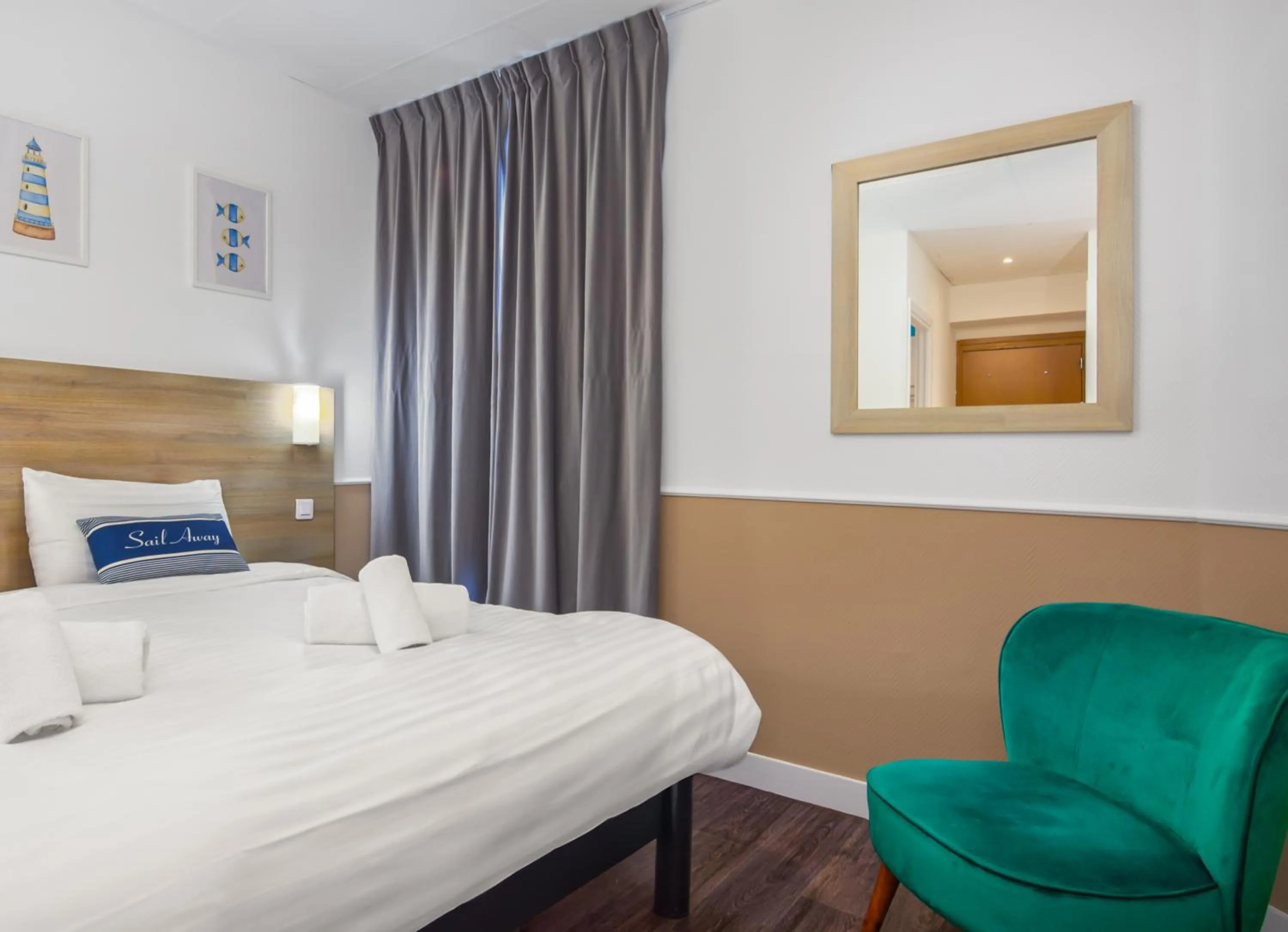 Photo of the whole room, Bed in Hotel Parisien