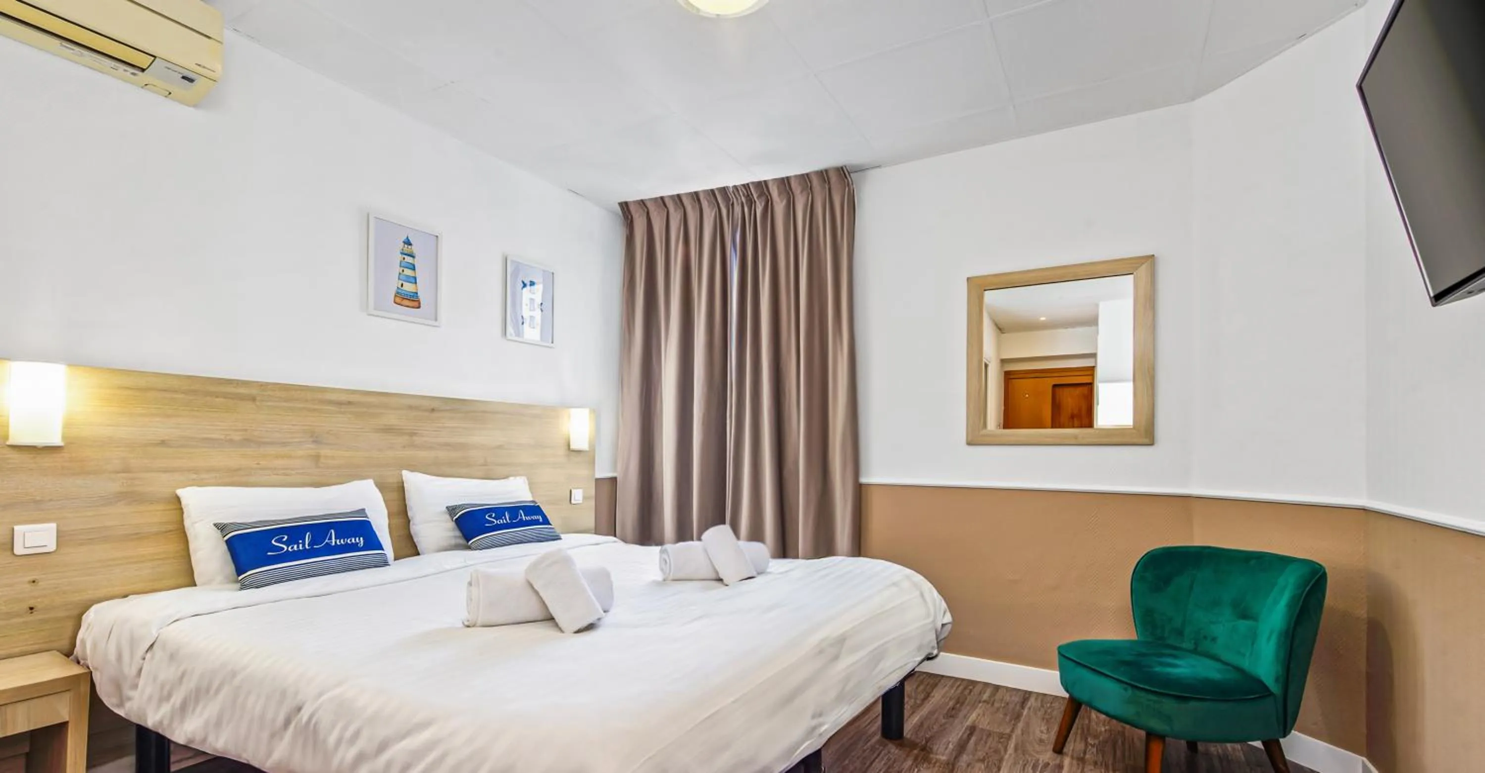 Photo of the whole room, Bed in Hotel Parisien