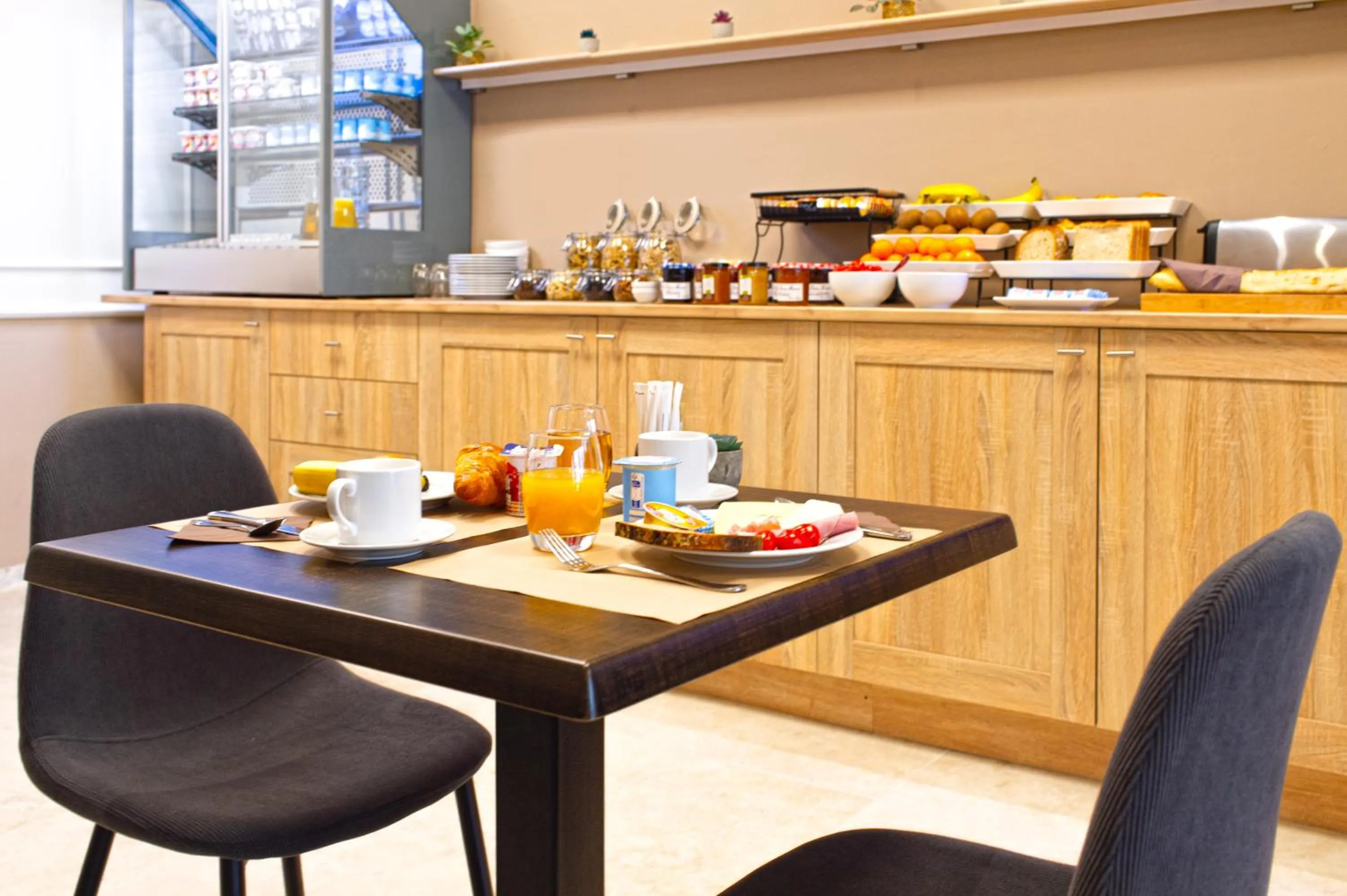 Coffee/tea facilities in Hotel Parisien