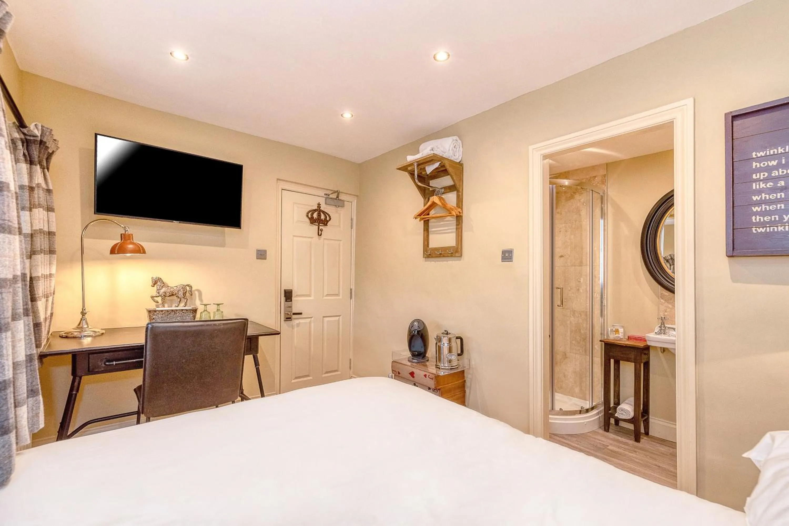 Spring, Bed in Black Horse Inn