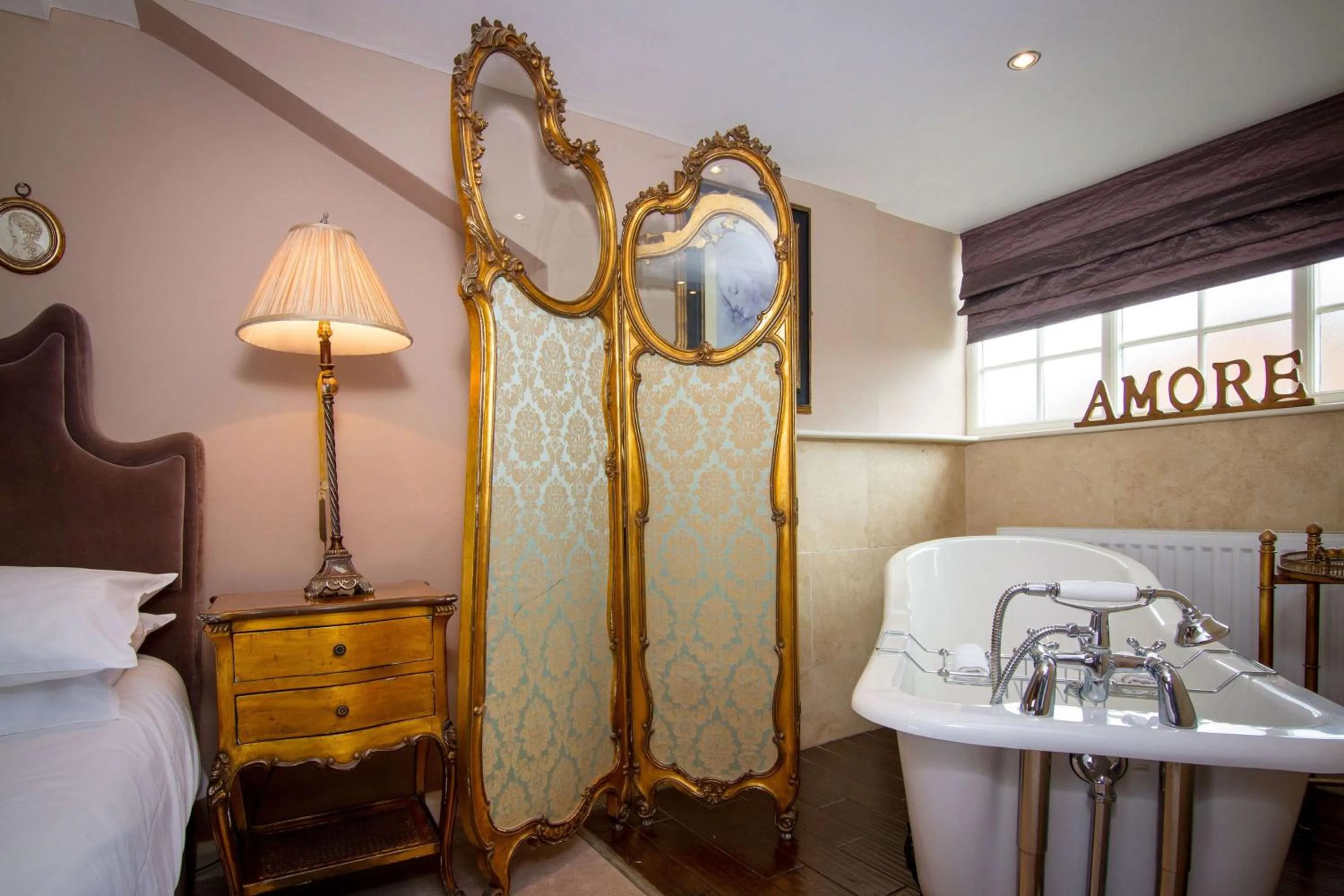 Photo of the whole room, Bed in Black Horse Inn