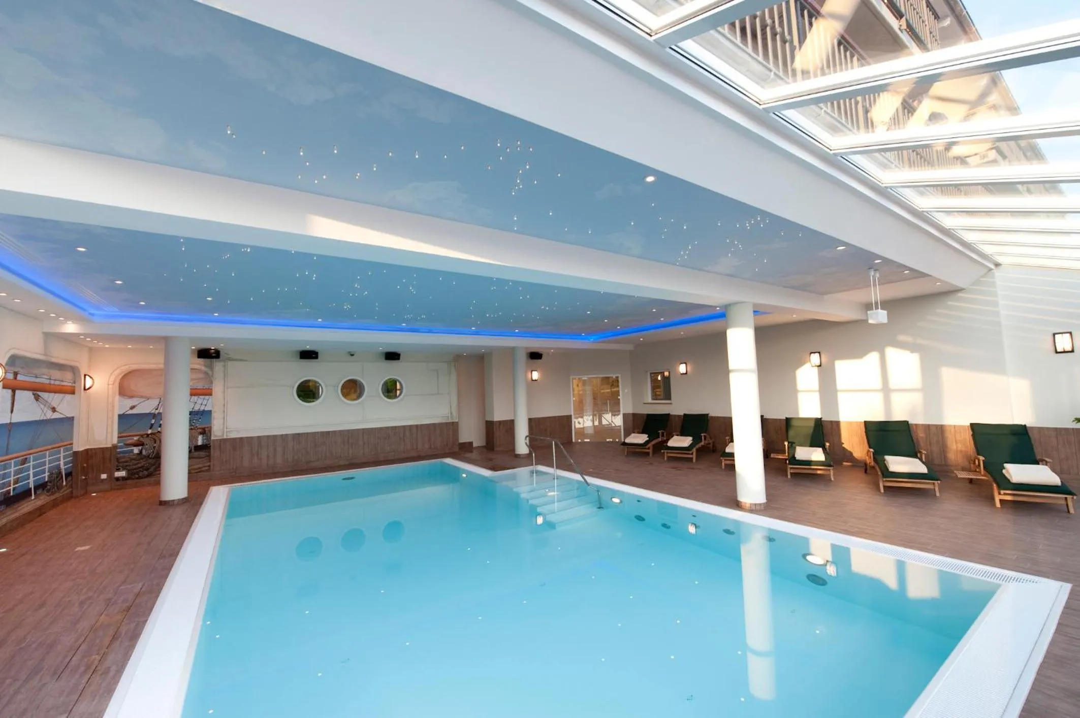 Swimming pool in Golfpark Strelasund