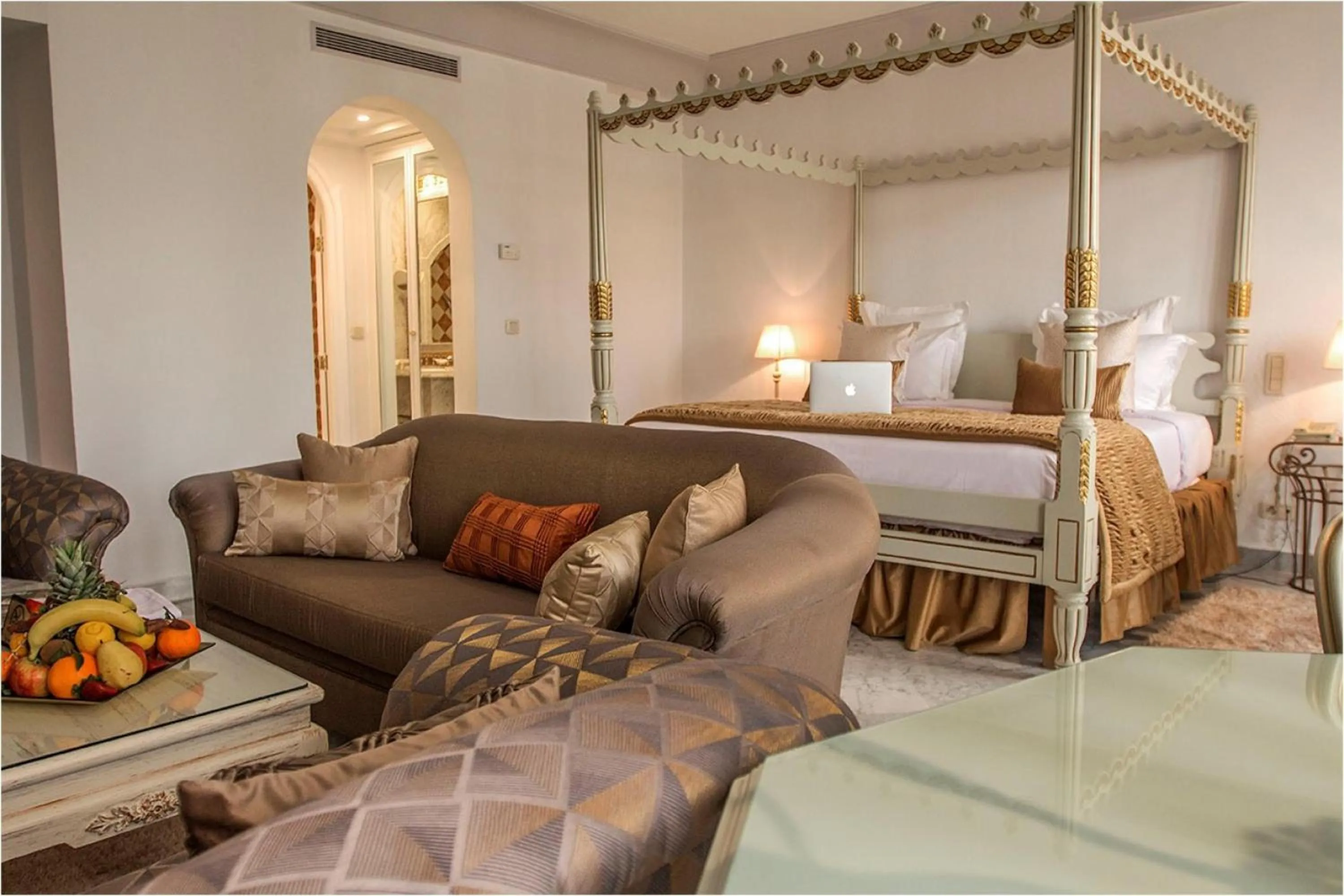 Photo of the whole room, Bed in Hôtel La Maison Blanche