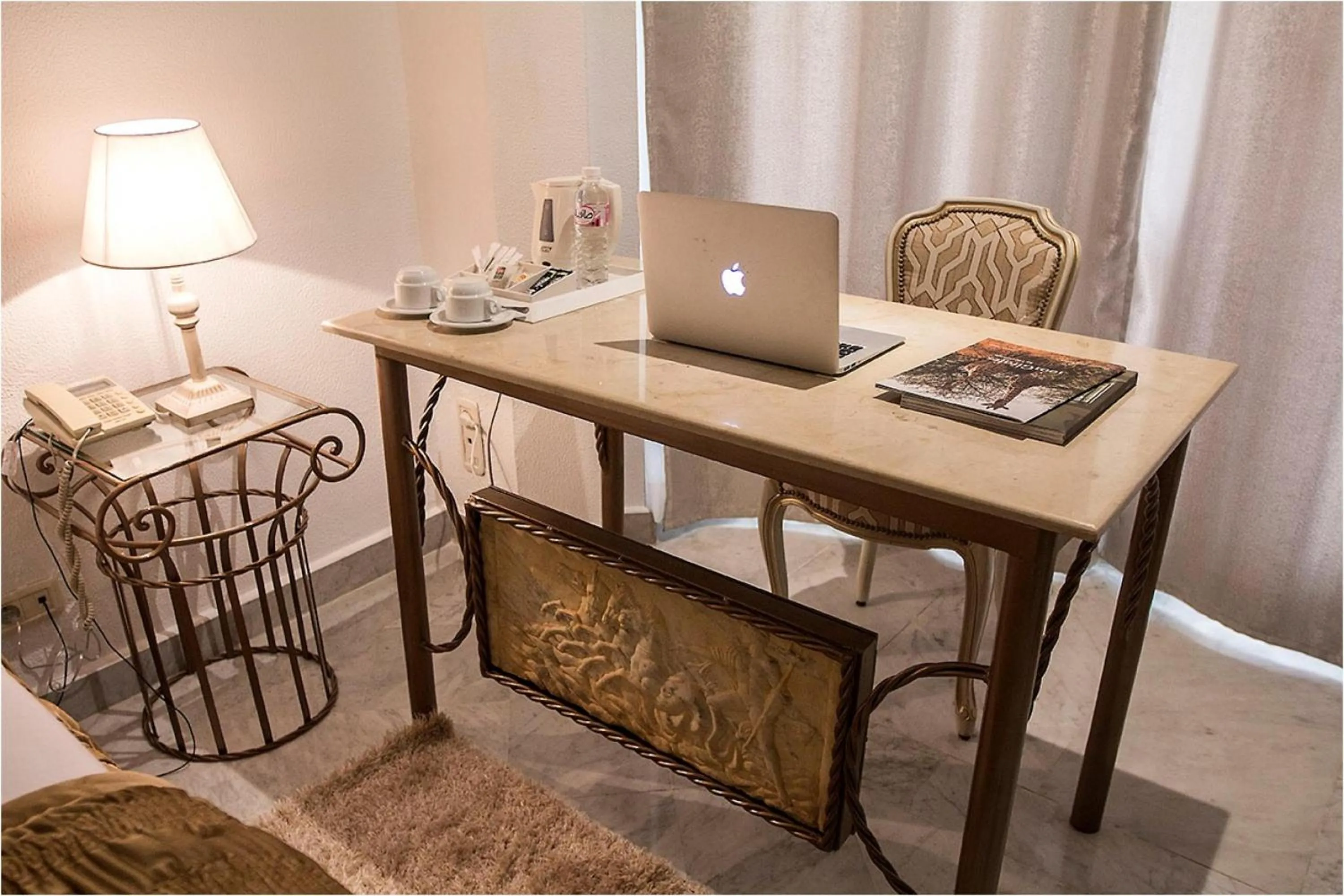 TV and multimedia in Hôtel La Maison Blanche