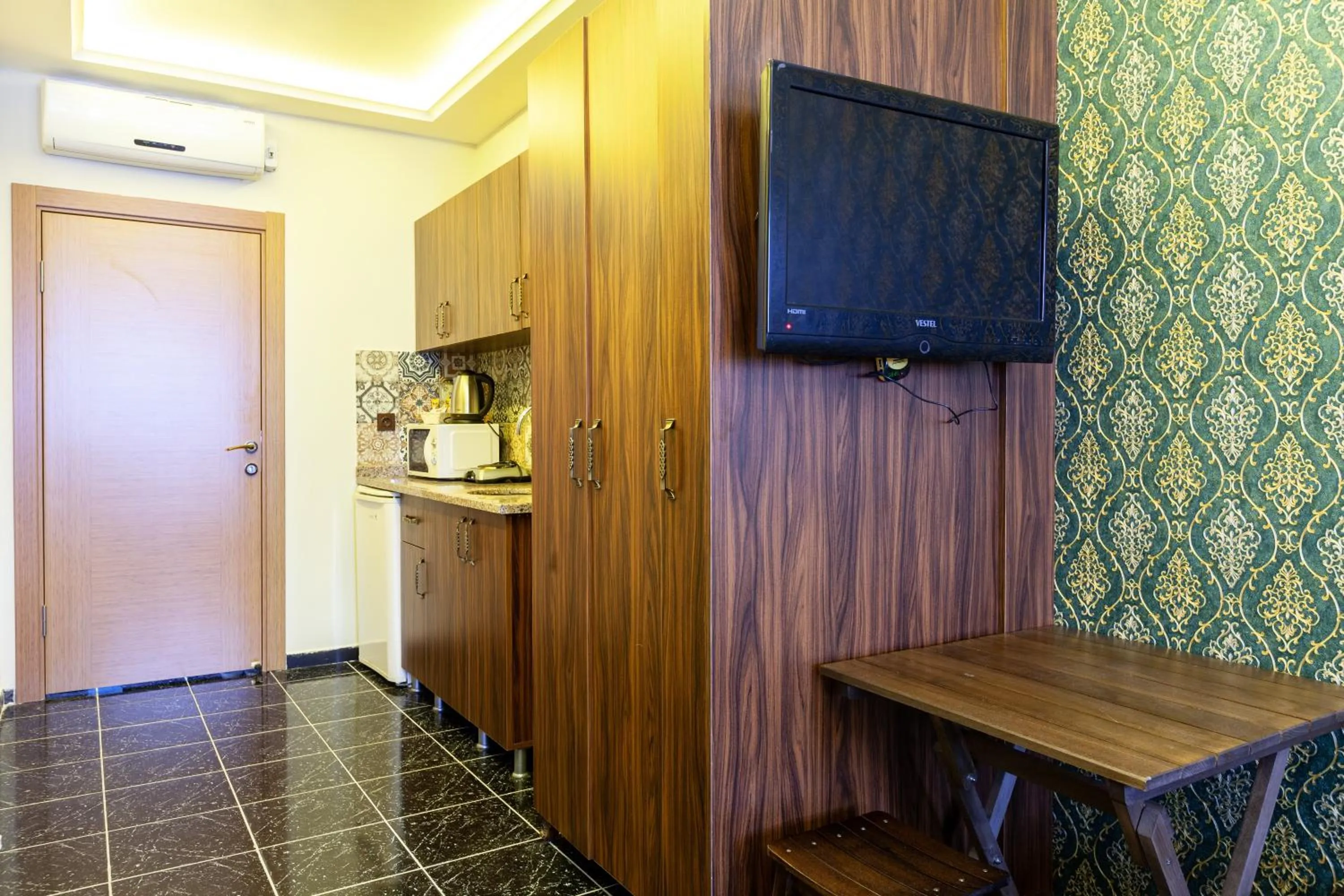 Kitchen or kitchenette in Rose Mansion by Otantik Suites