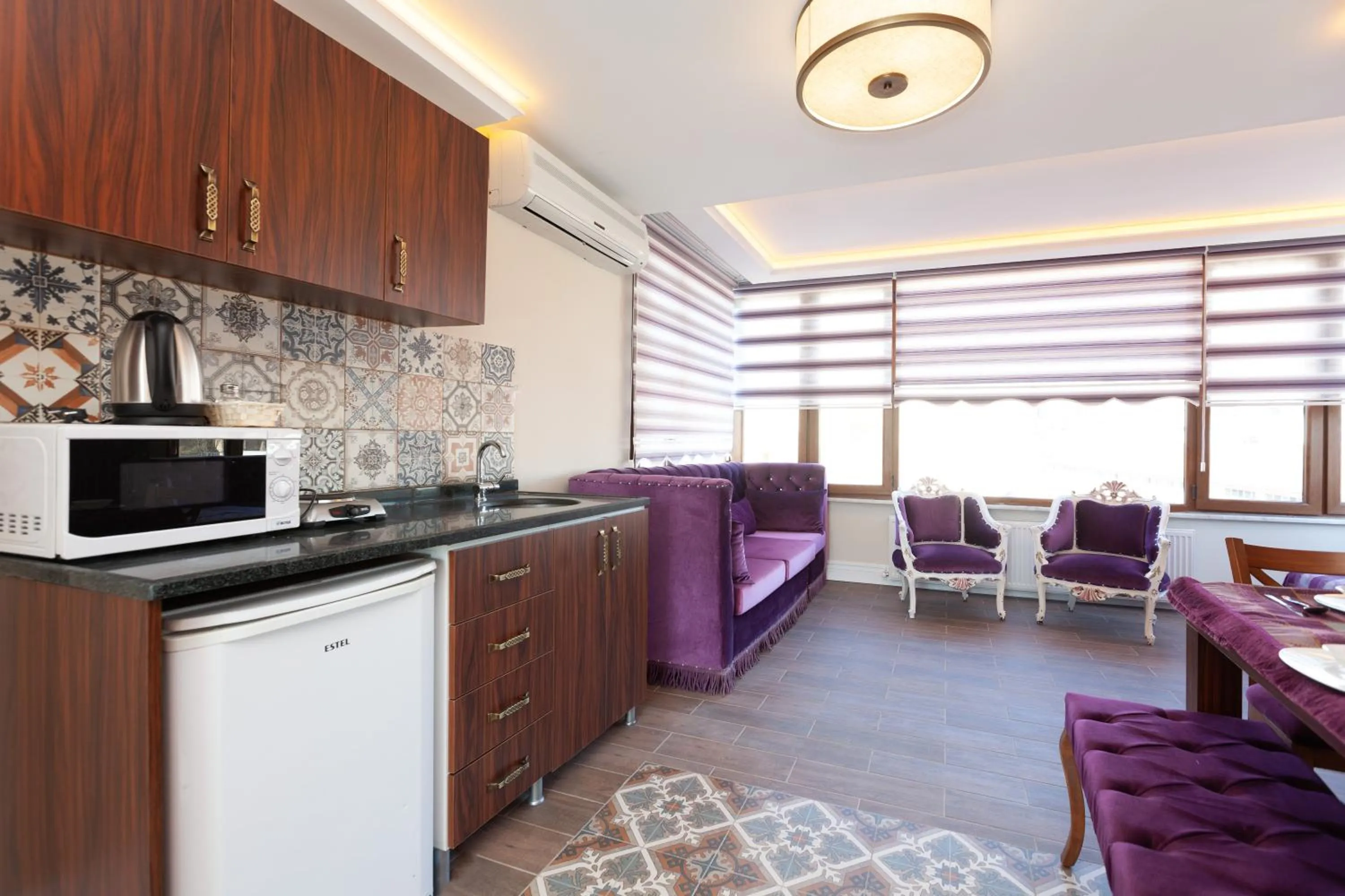 Kitchen or kitchenette in Rose Mansion by Otantik Suites