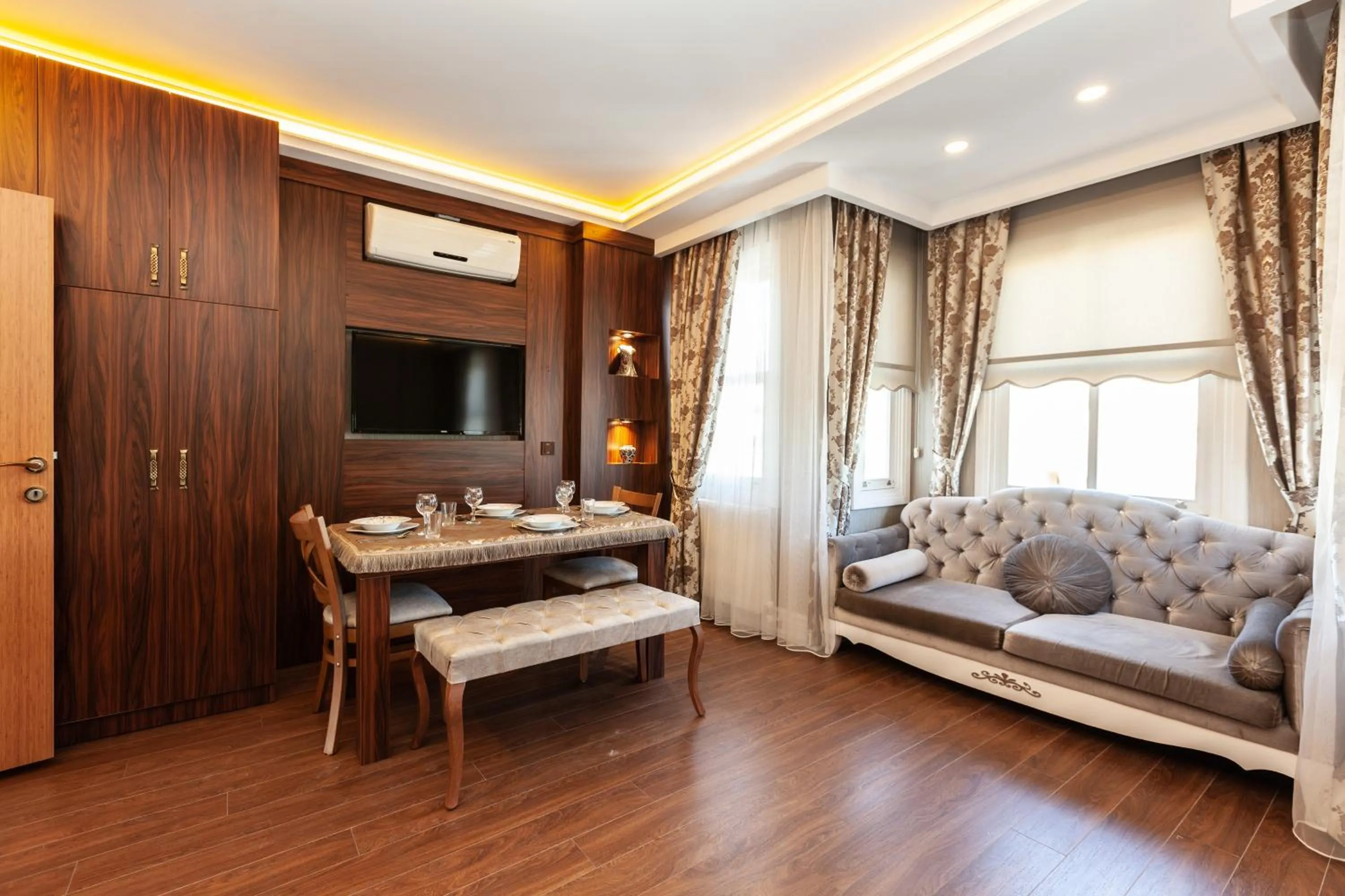 TV and multimedia in Rose Mansion by Otantik Suites