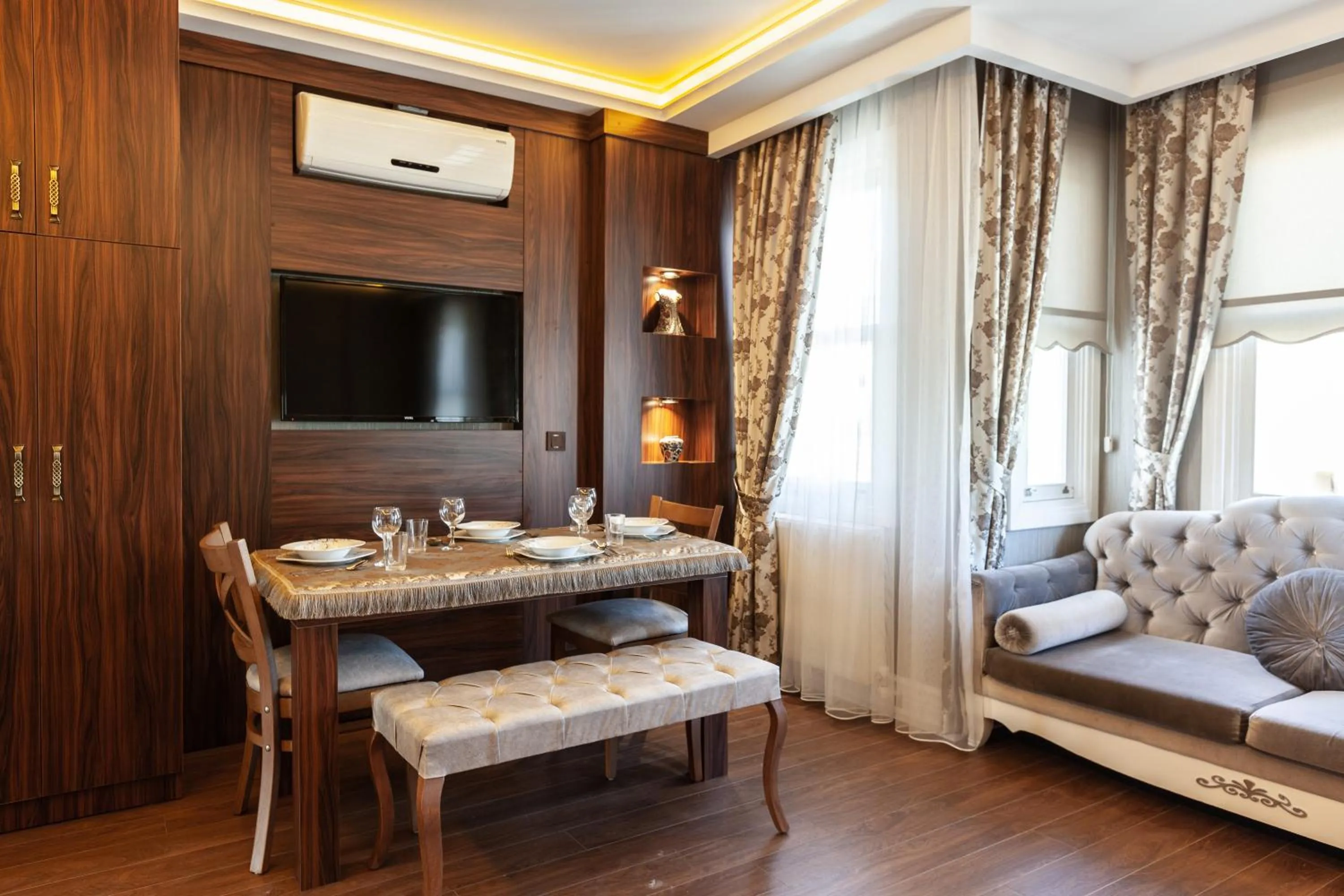 Living room in Rose Mansion by Otantik Suites