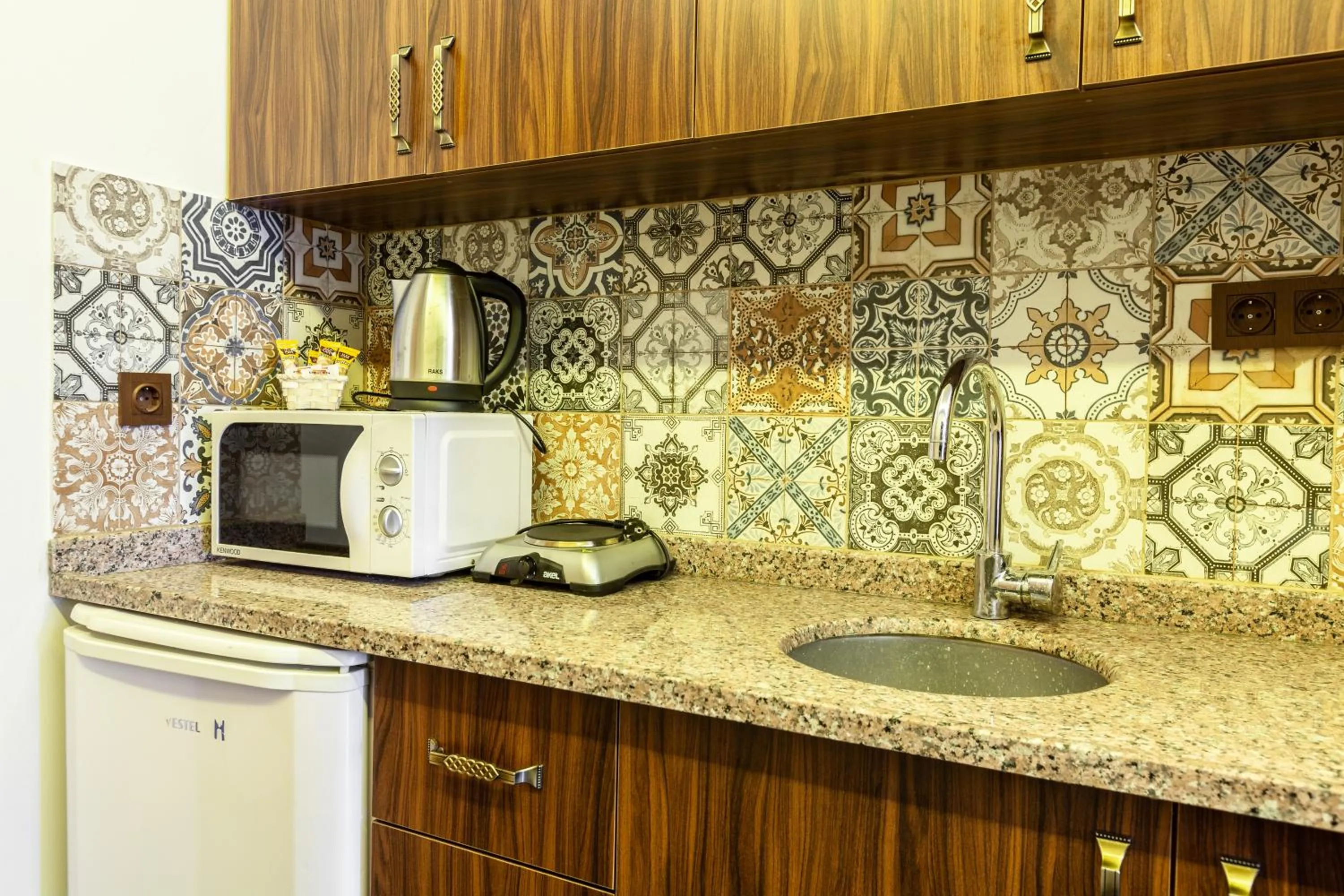 Kitchen or kitchenette in Rose Mansion by Otantik Suites