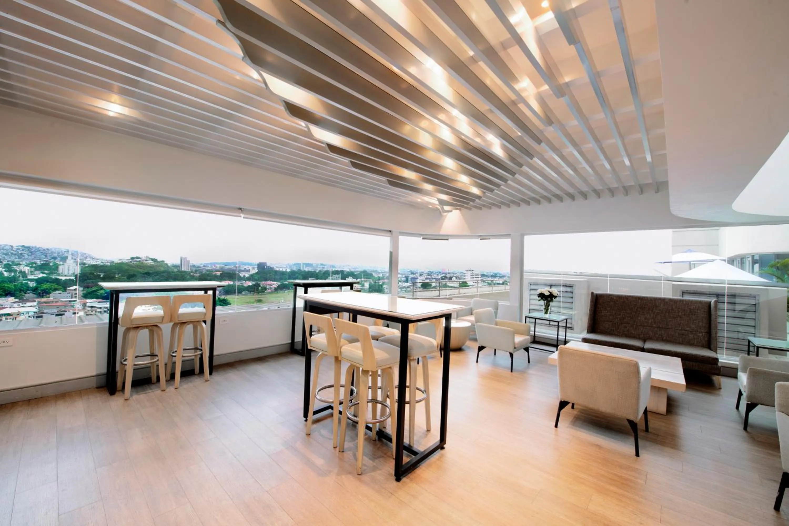 Lounge or bar in Hilton Colon Guayaquil Hotel