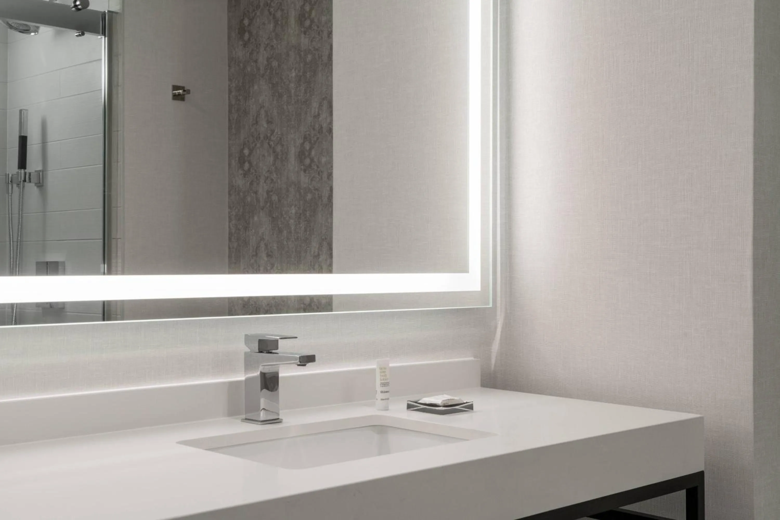 Bathroom in New Orleans Marriott Warehouse Arts District